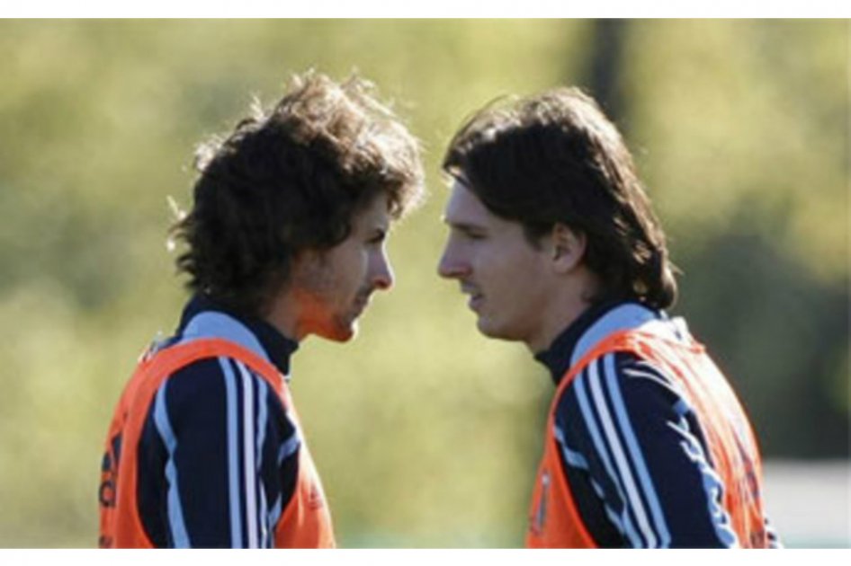 Messi saluda a Pablo Aimar, uno de sus ídolos, que se retira del fútbol