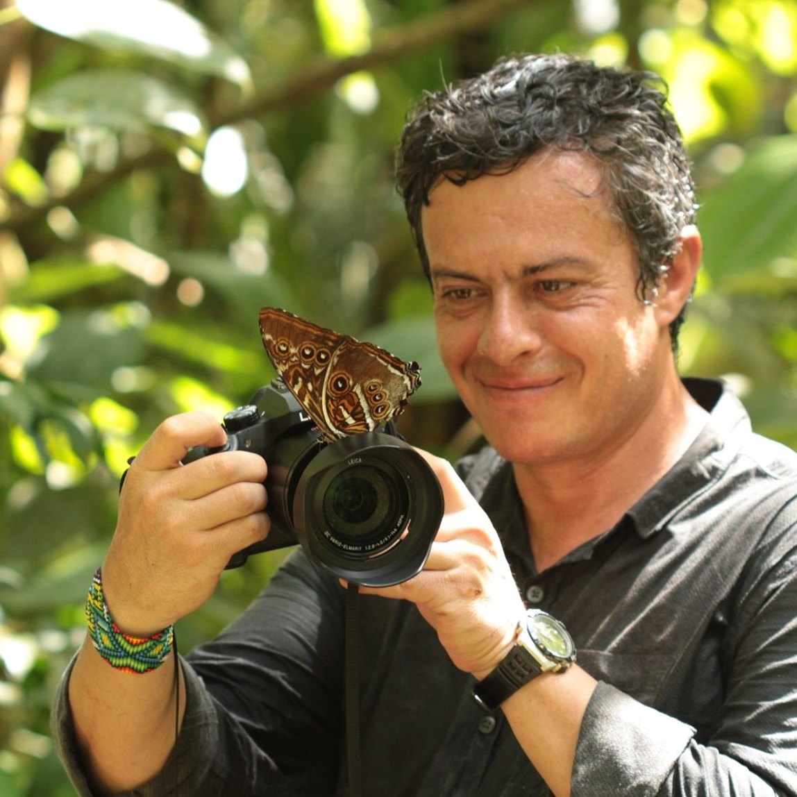 El experto que ha fotografiado 2.800 de las 3.700 especies de mariposas del país