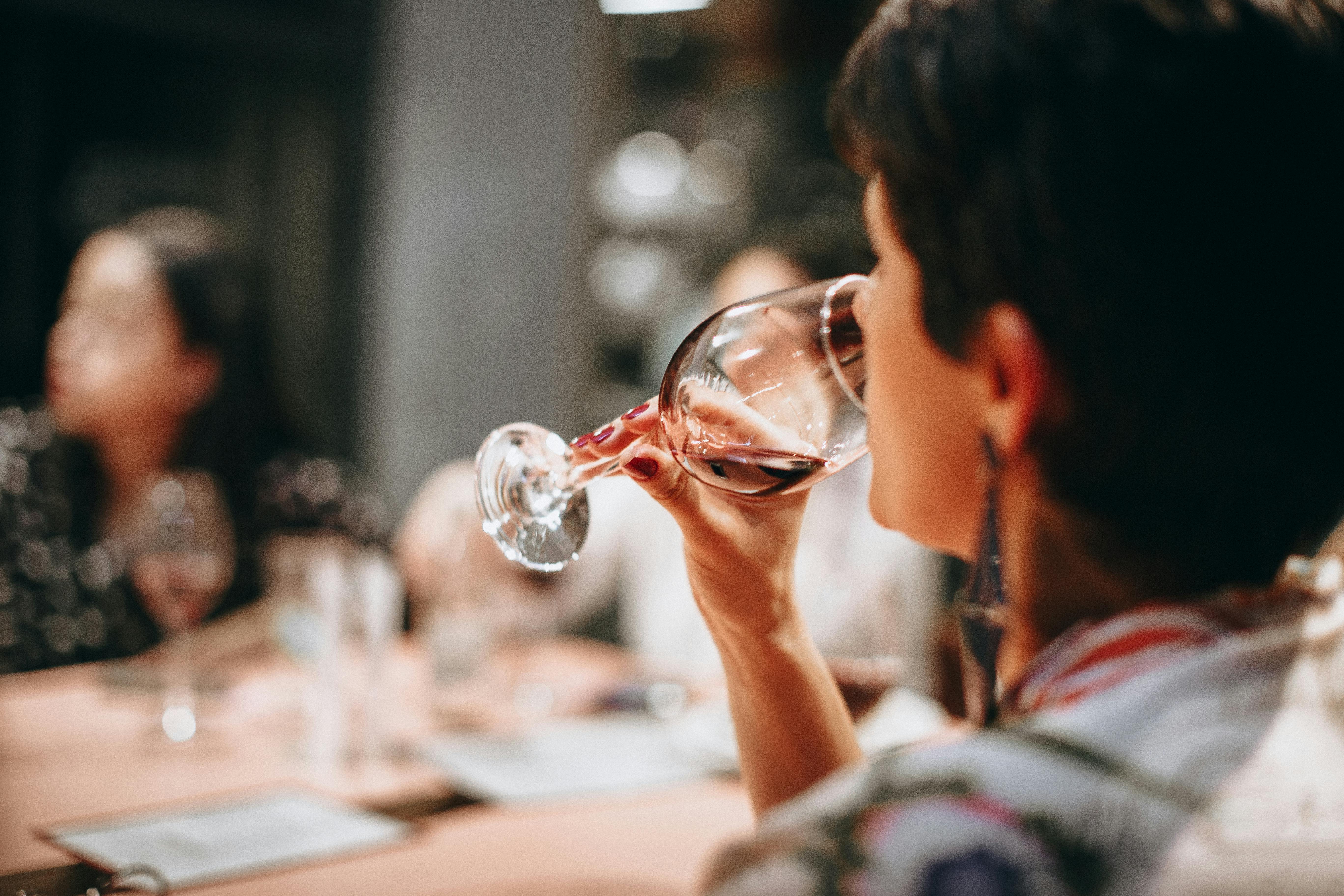 ¿Qué tan malo es pasarse de copas un solo día?