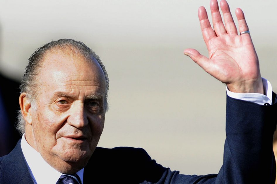 El rey Juan Carlos firma su última ley, su propia abdicación para dar paso a su hijo