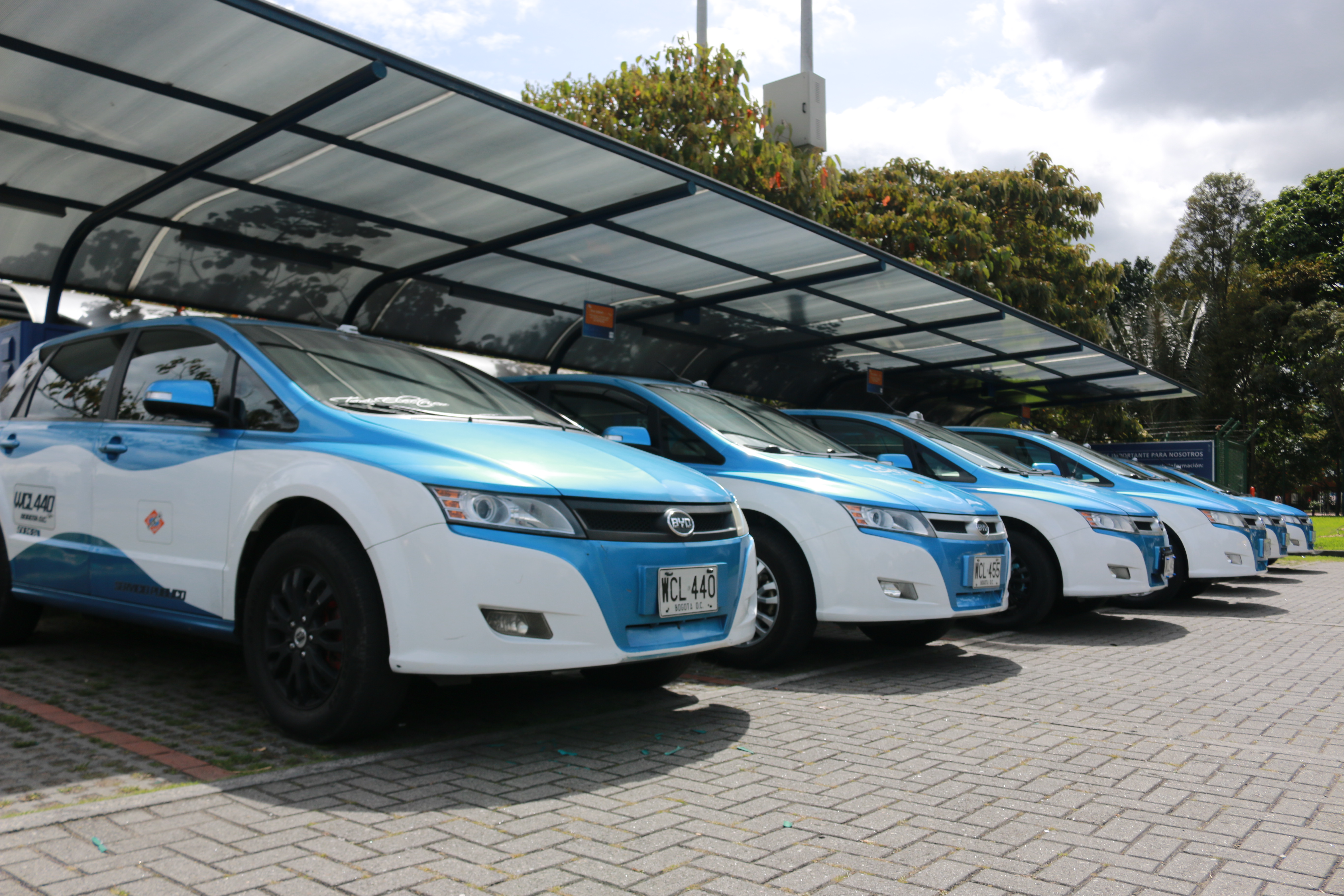 El piloto de taxis eléctricos que impulsó Petro como alcalde se acaba pronto. ¿Funcionó?