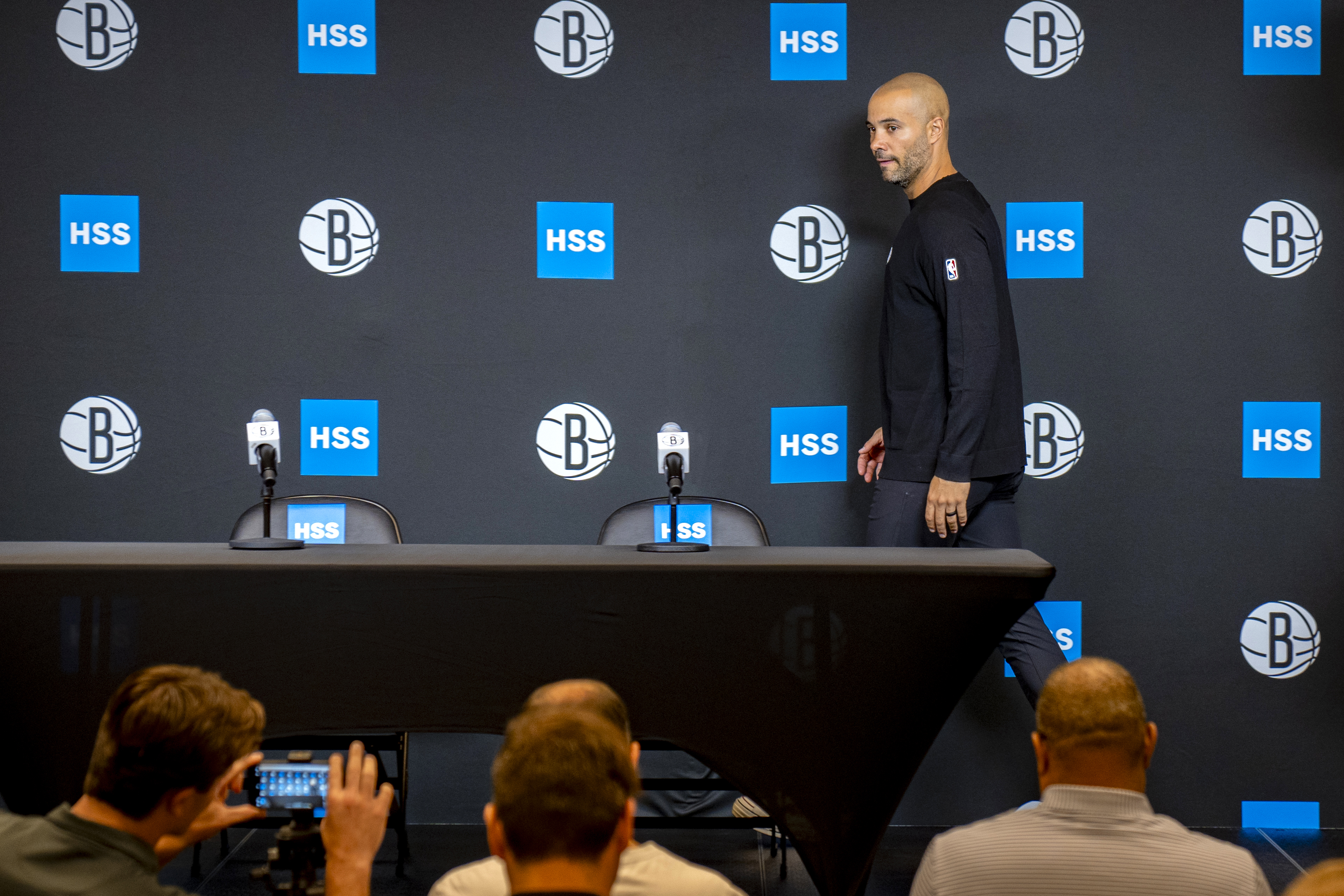 USA7258. NUEVA YORK (ESTADOS UNIDOS), 26/09/2024.- El entrenador de baloncesto Jordi Fernández llega a una rueda de prensa este jueves, en las jornadas abiertas para los medios de comunicación en Nueva York (EE.UU.). Jordi Fernández, el primer entrenador nacido en España en tomar las riendas de una franquicia en la NBA, dijo que todos los jugadores de los Brooklyn Nets tendrán la oportunidad de demostrar que pueden ser titulares en su equipo. EFE/ Ángel Colmenares