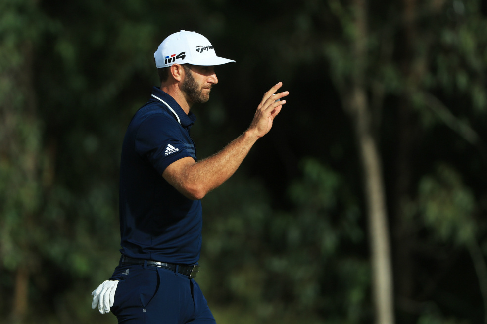 El tiro de 433 yardas del golfista Dustin Johnson
