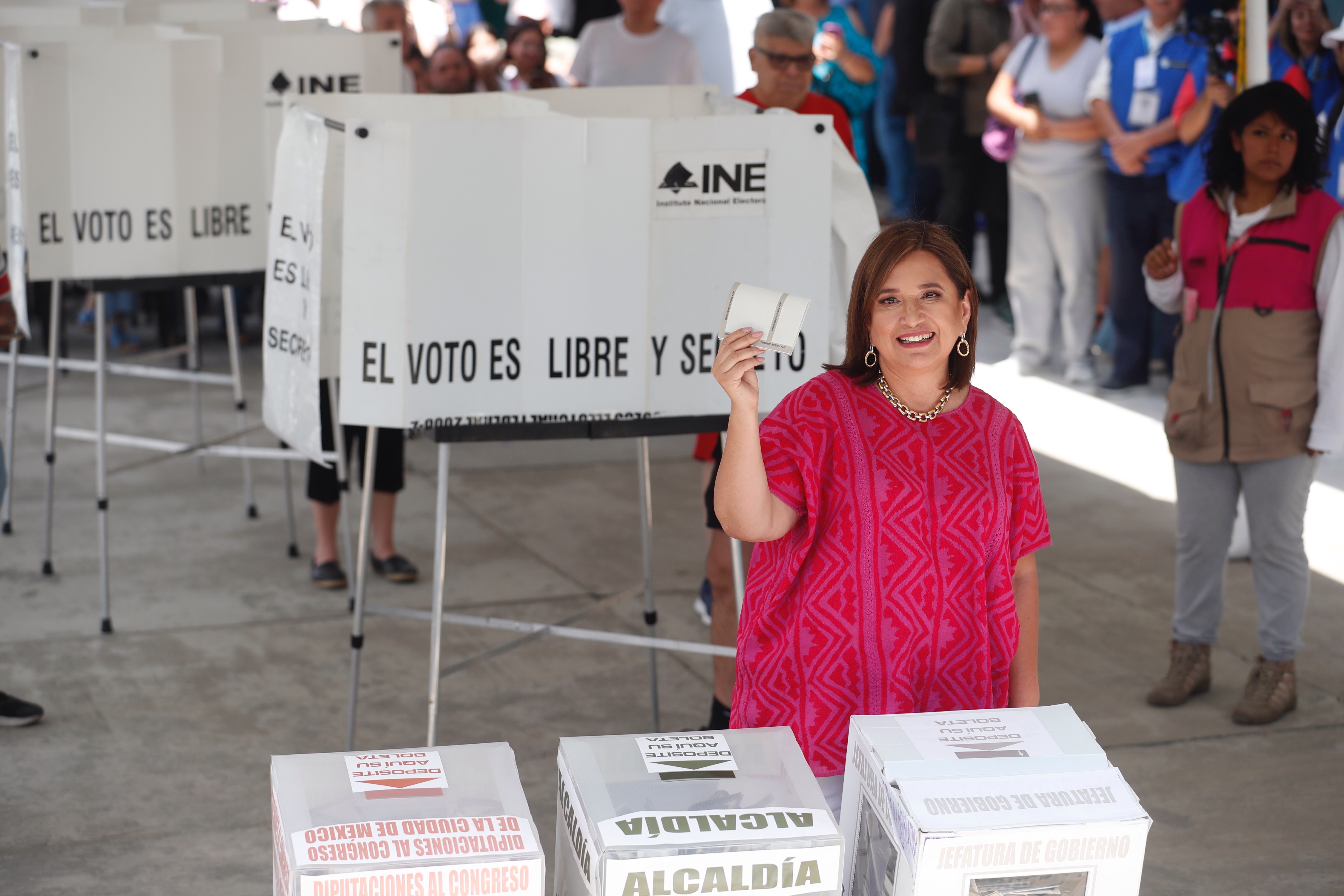 MEX9833. CIUDAD DE MÉXICO (MÉXICO), 02/06/2024.- La candidata opositora a la Presidencia de México Xóchitl Galvez vota en las elecciones generales mexicanas este domingo, en un colegio electoral en la Ciudad de México (México). La candidata presidencial del frente opositor Fuerza y Corazón por México, Xóchitl Gálvez, pidió este domingo tras votar en la capital mexicana que la gente "salga sin medio" pese a la violencia en los comicios. EFE/ Sáshenka Gutiérrez