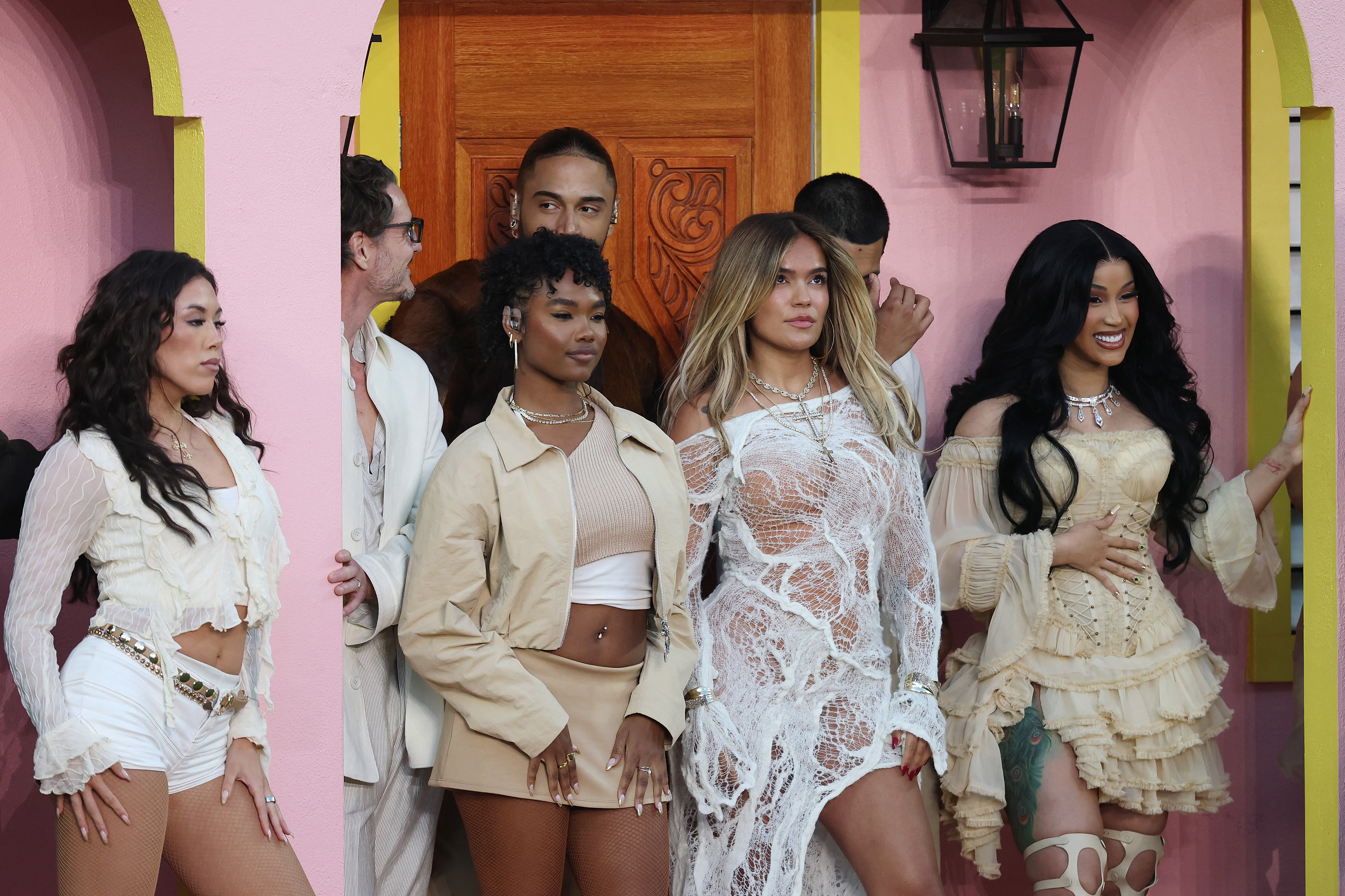 “Outfits” inspirados en Karol G para Coachella 2026