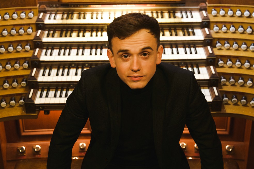 Thomas Ospital, desde las iglesias hacia el mundo entero interpretando el órgano