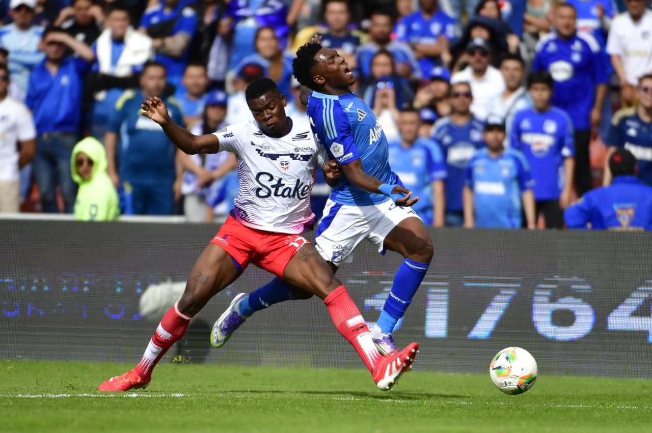 Millonarios venció 3–2 a Fortaleza en El Campín con tripleta de Beckham David Castro y logró un triunfo crucial que lo mantiene en la pelea por entrar al grupo de los ocho en la Liga BetPlay 2025. El equipo de Hernán Torres presionó alto, recuperó en campo rival y fue letal en los momentos clave, aunque volvió a fallar varias opciones claras. Fortaleza dominó la posesión y complicó en el cierre de cada tiempo con goles de Jhon Velásquez y Sebastián Valencia, este último de penalti en el 90+1, pero no pudo evitar que Millonarios le quitara el invicto.