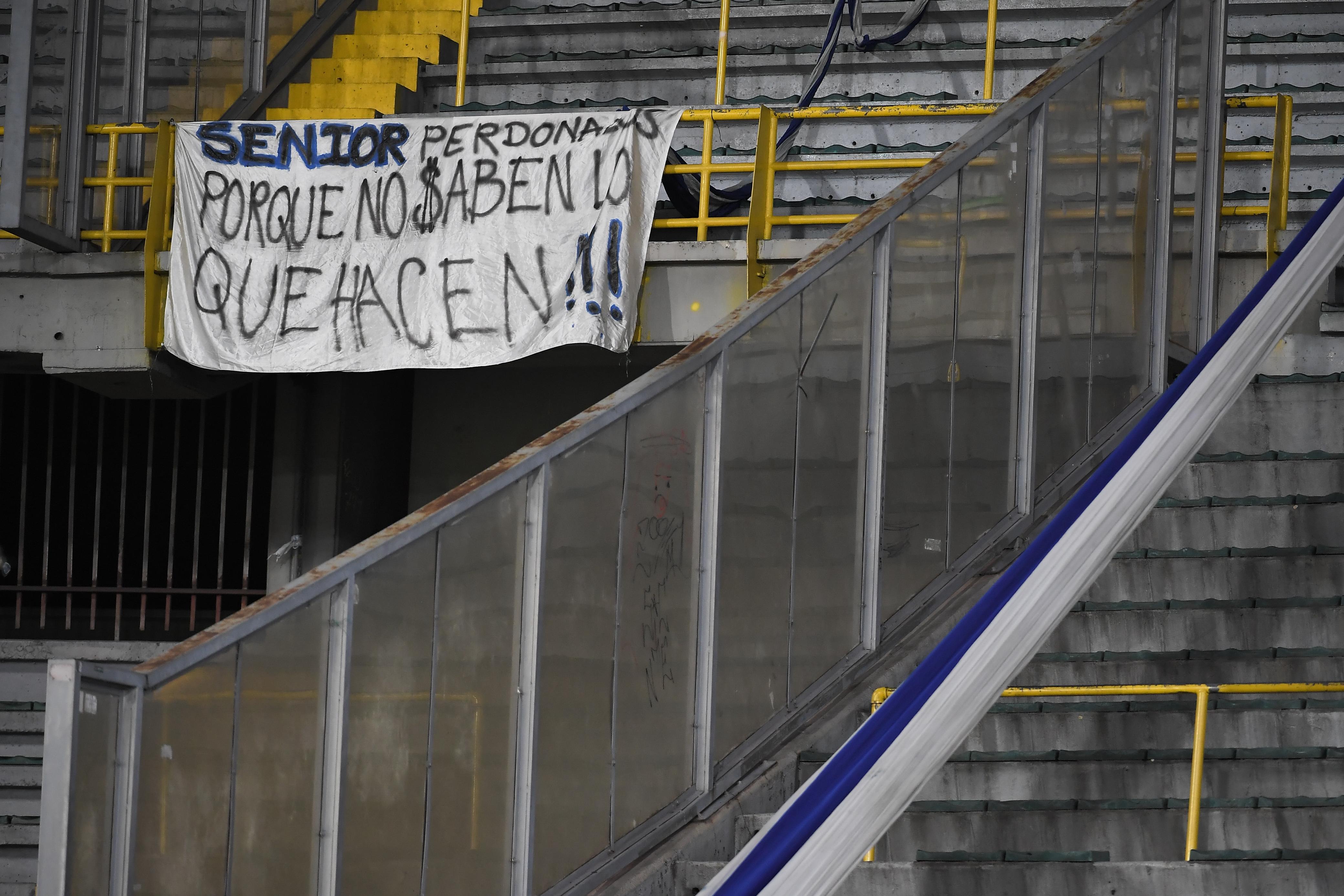 Los hinchas de Millonarios no acompañaron a su equipo de la manera habitual este jueves a modo de protesta por el mal arranque de este semestre y las discrepancias con el manejo de los directivos de la institución.