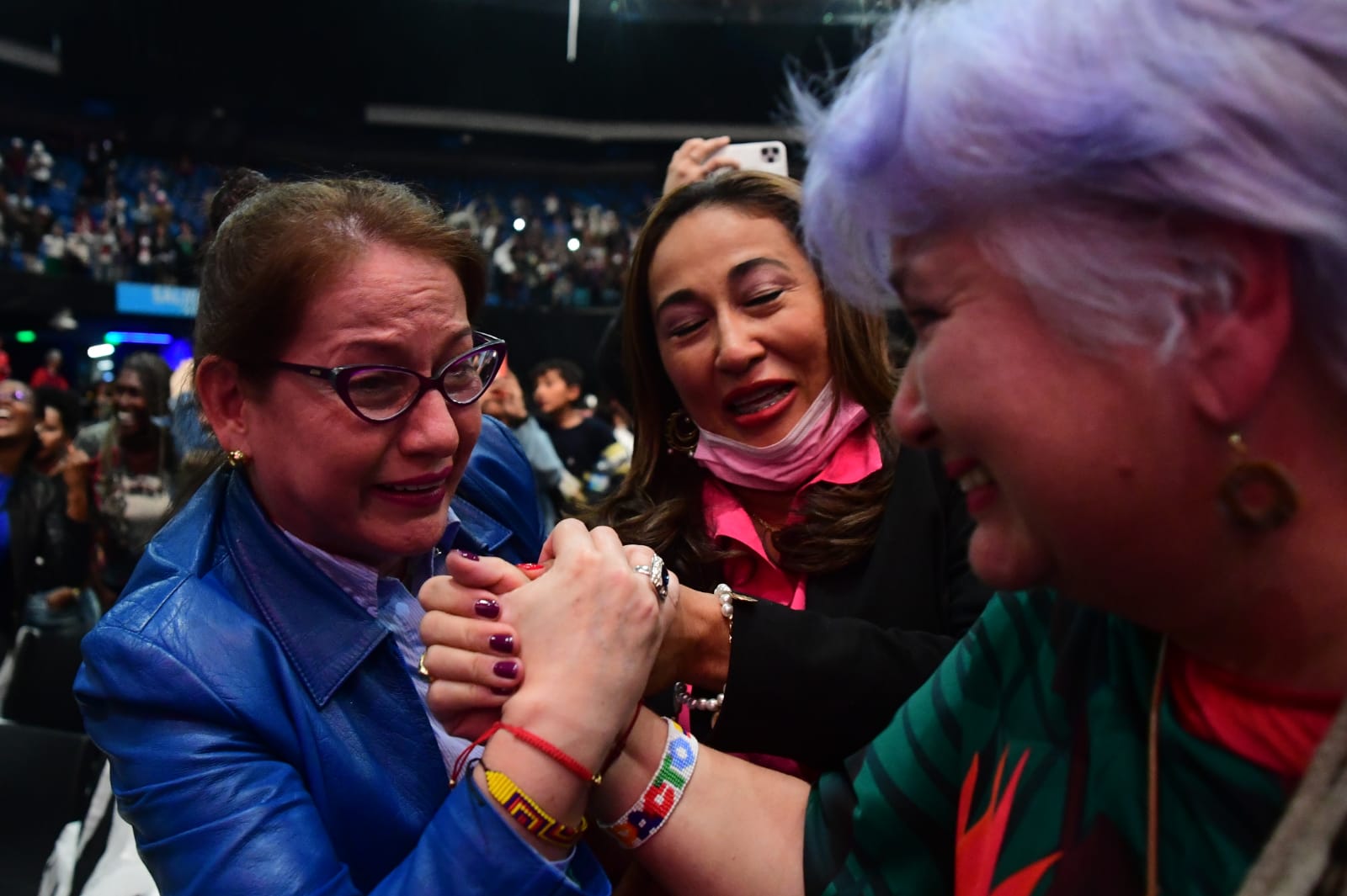 Miles de seguidores de Gustavo Petro celebran su elección como nuevo presidente de Colombia en el Movistar Arena en Bogotá.