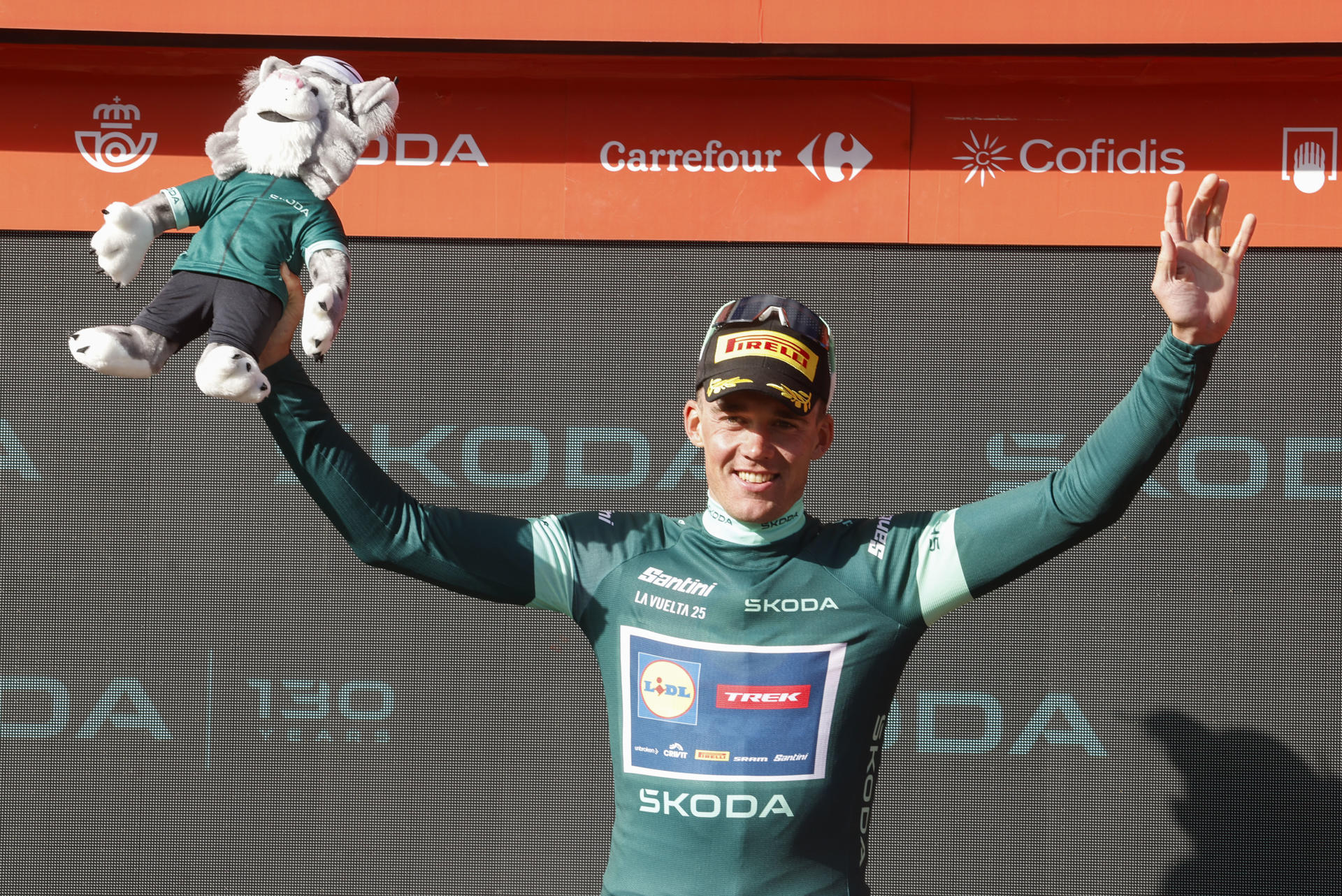 ALTO DE EL MORREDERO (EL BIERZO-LEÓN), 10/09/2025.- El ciclista danés Mads Pedersen, de Lidl-Trek, con el maillot de la regularidad en el podio tras la etapa 17 de la Vuelta Ciclista a España disputada este miércoles entre O Barco de Valdeorras (Ourense) y Alto de El Morredero (EL Bierzo-León), de 143,2km de recorrido. EFE/ Javier Lizón