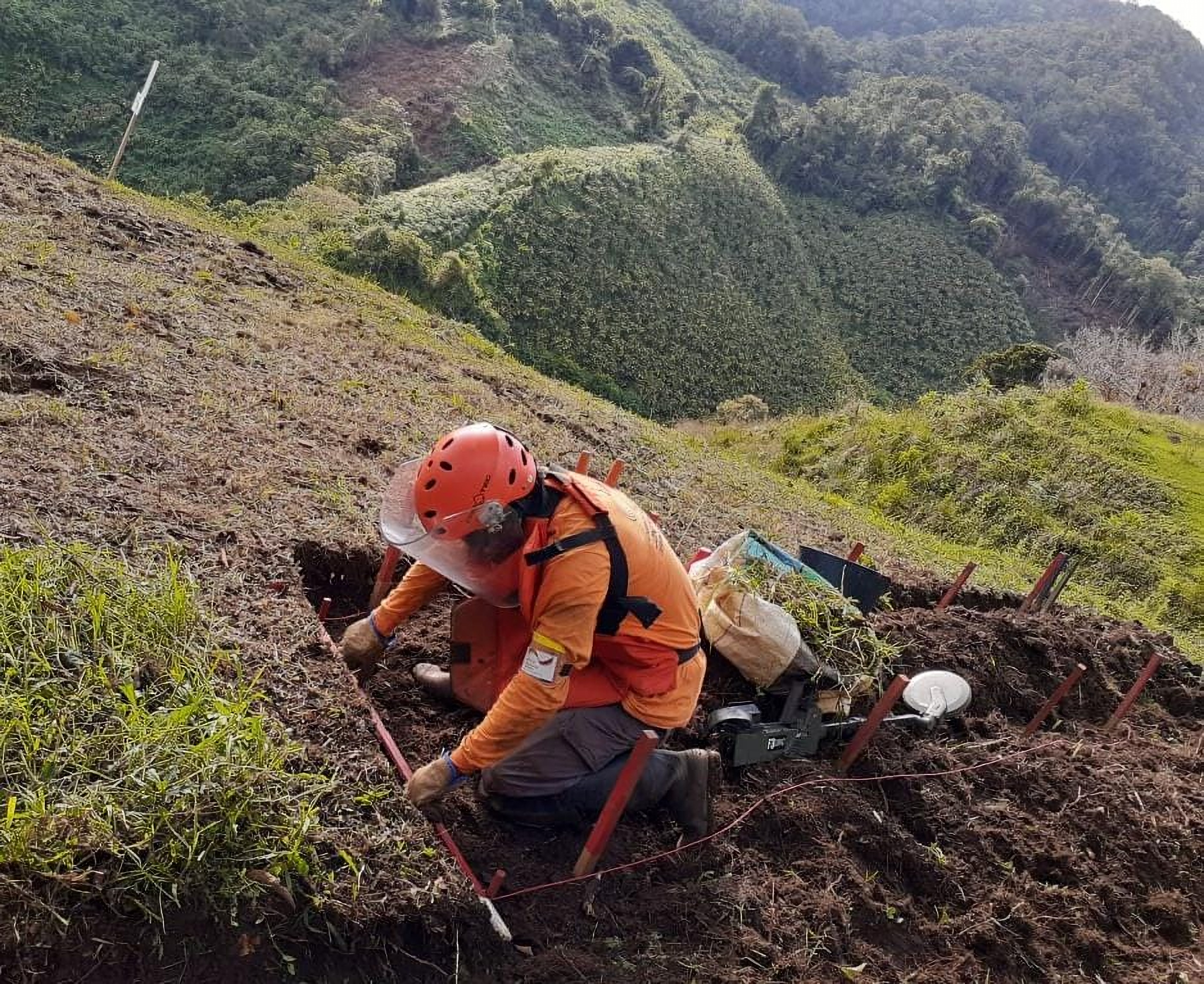 Acciones de desminado humanitario en Urrao (Antioquia) por Campaña Colombiana Contra Minas.