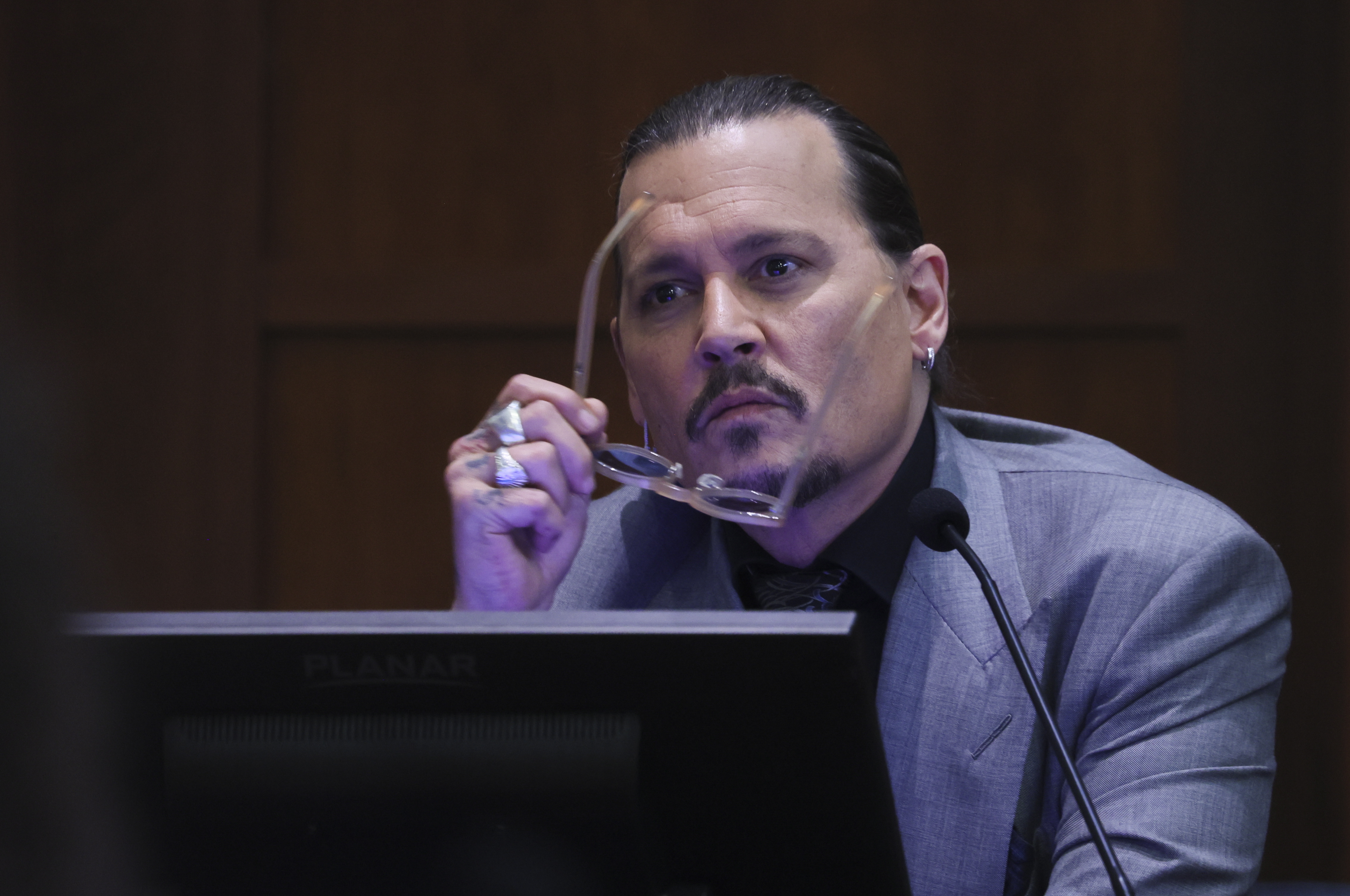 Fairfax (United States), 20/04/2022.- Actor Johnny Depp testifies during his defamation trial against his ex-wife Amber Heard, at the Fairfax County Circuit Courthouse in Fairfax, Virginia, USA, 20 April 2022. Johnny Depp's 50 million US dollars defamation lawsuit against Amber Heard that started on 10 April is expected to last five or six weeks. (Estados Unidos) EFE/EPA/EVELYN HOCKSTEIN / POOL