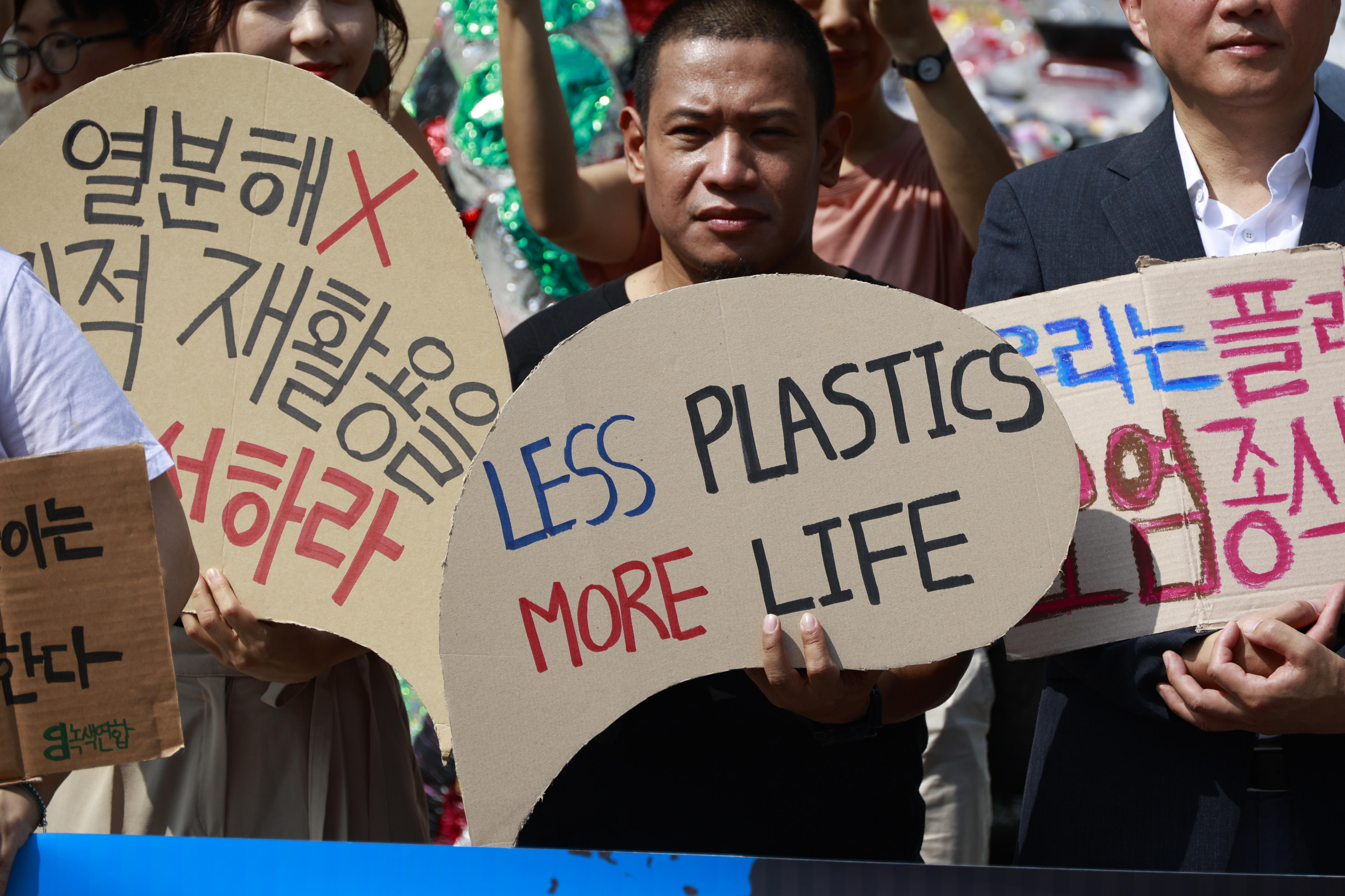 Seoul (Korea, Republic Of), 11/09/2024.- Members of the group 'Uproot Plastic' hold up banners during a rally against the South Korean government's environmental policy, in Seoul, South Korea, 11 September 2024. Protesters gathered to call on the government to highlight the importance of the creation of a global plastics treaty. The UN Environment Programme (UNEP) will hold the fifth Intergovernmental Negotiating Committee (INC-5) on the creation of a global plastics treaty, from 25 November to 01 December 2024 in Busan, South Korea. (Protestas, Corea del Sur, Seúl) EFE/EPA/JEON HEON-KYUN