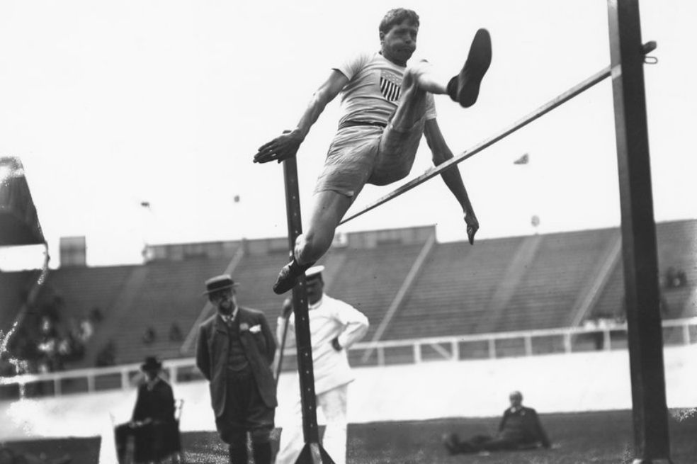 Ray Ewry, 'el hombre de goma'. Estadounidense y tercer atleta con más medallas de oro en la historia de los Juegos Olímpicos modernos. Su gesta la consiguió ganando tres preseas en las justas de París, en 1900, tres en las de Saint Louis, en 1904, y dos en las de Londres, en 1908. Dominador del salto triple, del salto largo y del salto de altura, Raymond Clarence Ewry es una de las primeras leyendas en la historia del atletismo olímpico.