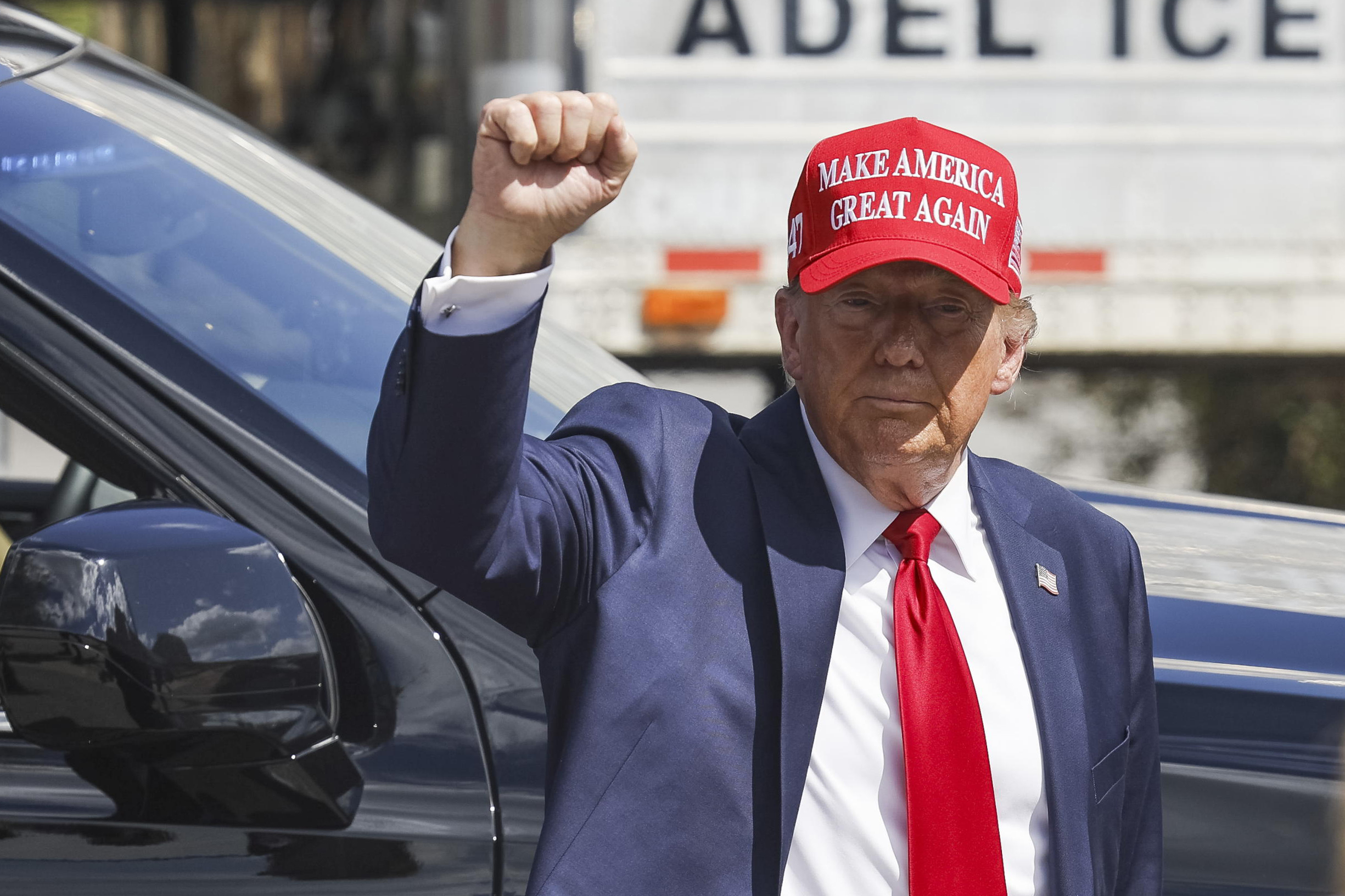 EA1880. VALDOSTA (ESTADOS UNIDOS), 02/10/2024.- El candidato republicano y expresidente de Estados Unidos, Donald Trump, saluda durante un recorrido por las zonas afectadas por el huracán Helene, este lunes en Valdosta, Georgia (EE.UU.). El informe completo del fiscal especial a cargo de la investigación a Donald Trump (2017-2021) sobre el caso del asalto al Capitolio fue difundido este miércoles por la Justicia y aporta pruebas extensivas de la conducta "delictiva" en la que, según concluye, el expresidente estadounidense incurrió para intentar revertir los resultados de los comicios de 2020. EFE/EPA/ERIK S. LESSER