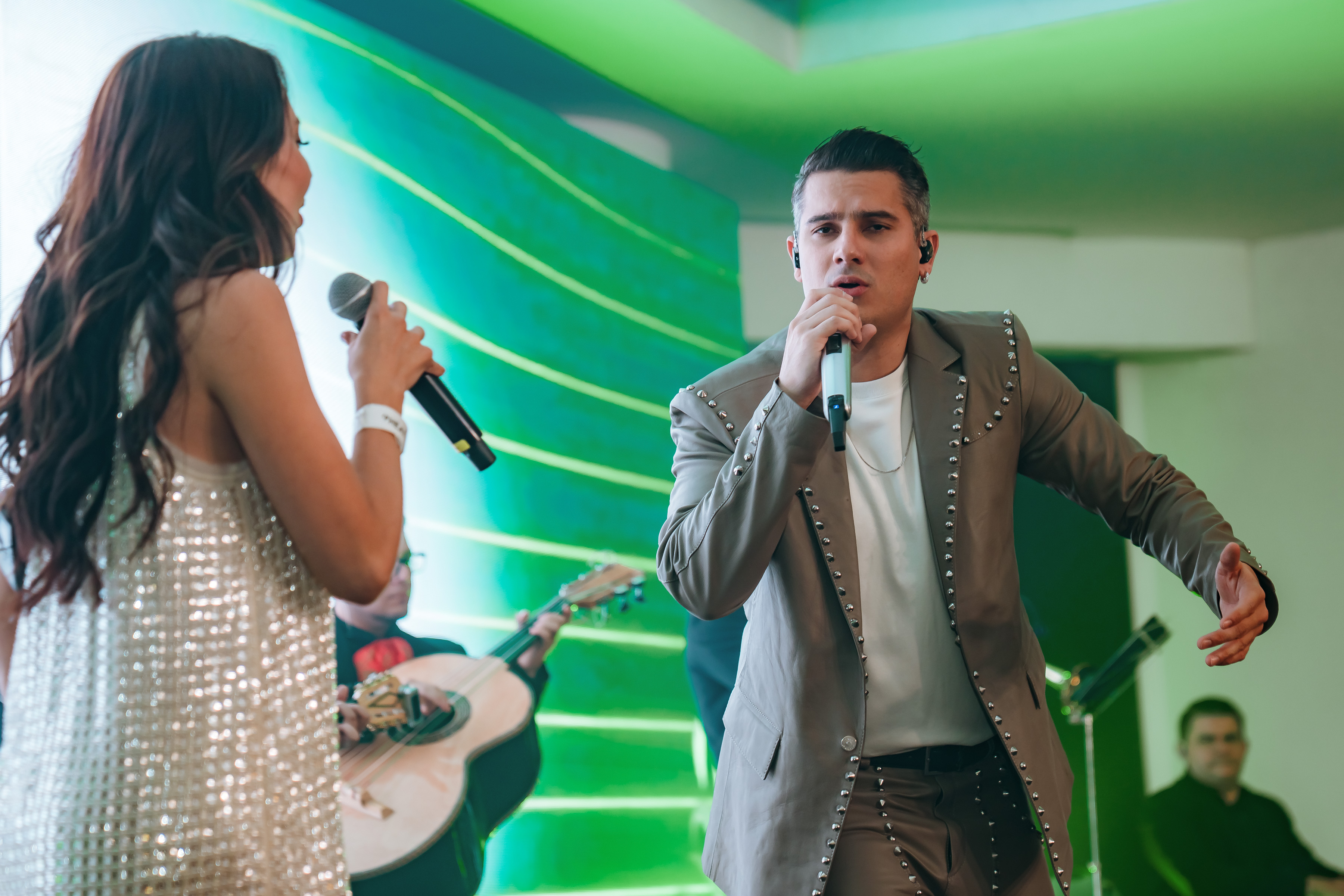 Majo Aguilar y Pipe Bueno en los Premios Heat 2025.