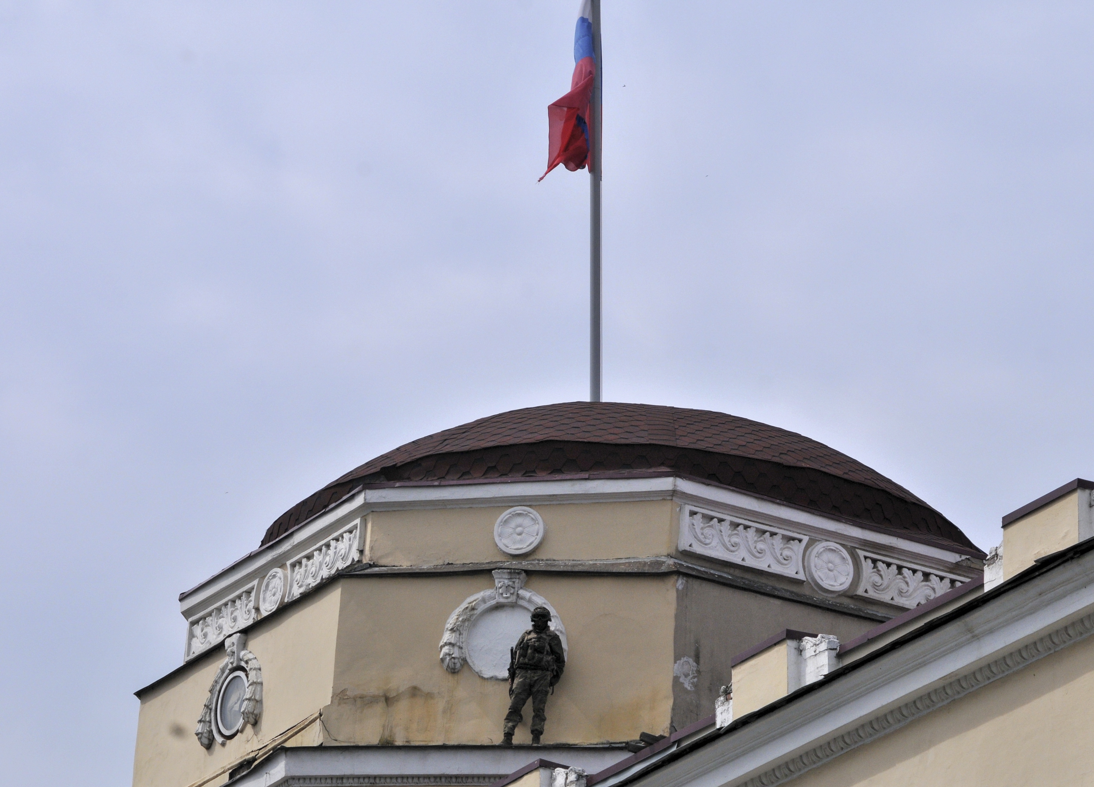 Rostov-on-don (Russian Federation), 23/06/2023.- A servicemen from private military company (PMC) Wagner Group guards the roof of the headquarters of the Southern Military District in Rostov-on-Don, southern Russia, 24 June 2023. Security and armoured vehicles were deployed after Wagner Group's chief Yevgeny Prigozhin said in a video that his troops had occupied the building of the headquarters of the Southern Military District, demanding a meeting with Russia'Äôs defense chiefs. (Rusia, Ucrania) EFE/EPA/ARKADY BUDNITSKY