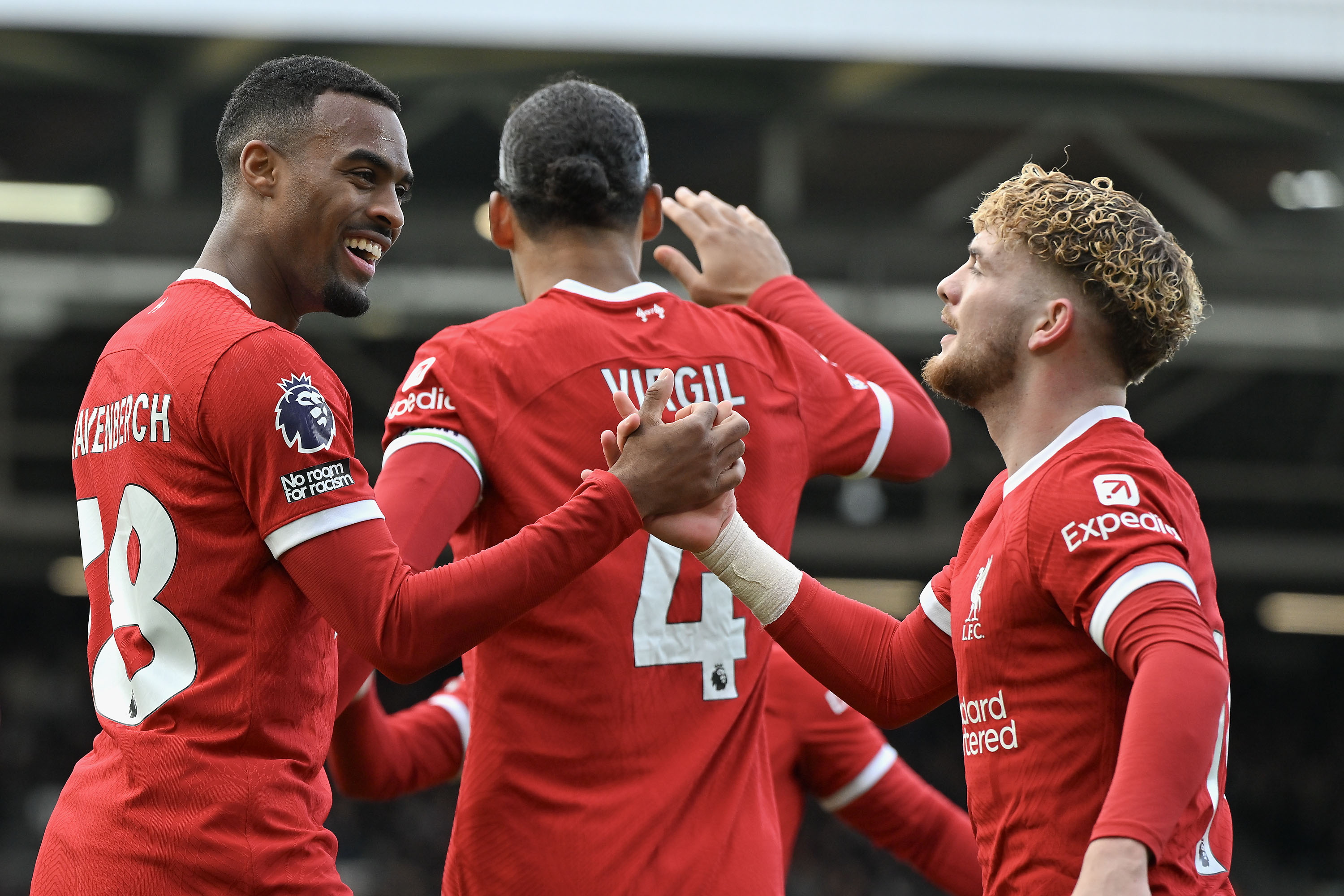 Liverpool venció al Fulham y continúa en la lucha por la Premier League