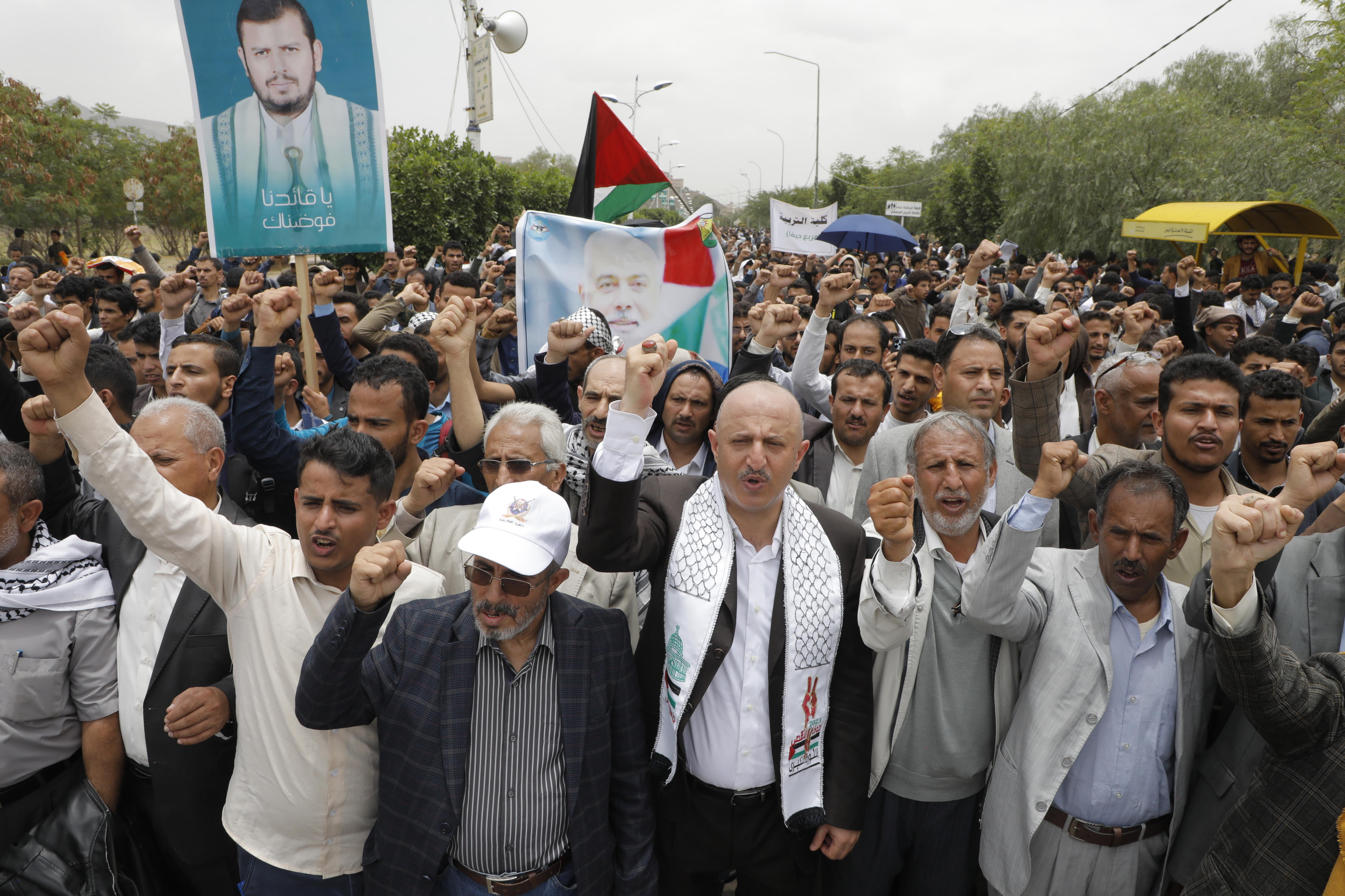Sanaa (Yemen), 31/07/2024.- Houthi supporters shout slogans during a protest following the death of Hamas political leader Ismail Haniyeh, in Sana'Äôa, Yemen, 31 July 2024. According to an Iranian Revolutionary Guard Corps (IRGC) statement on 31 July, Haniyeh and one of his bodyguards were targeted and killed in Tehran, Iran, on 31 July 2024. (Protestas, Teherán) EFE/EPA/OSAMAH YAHYA