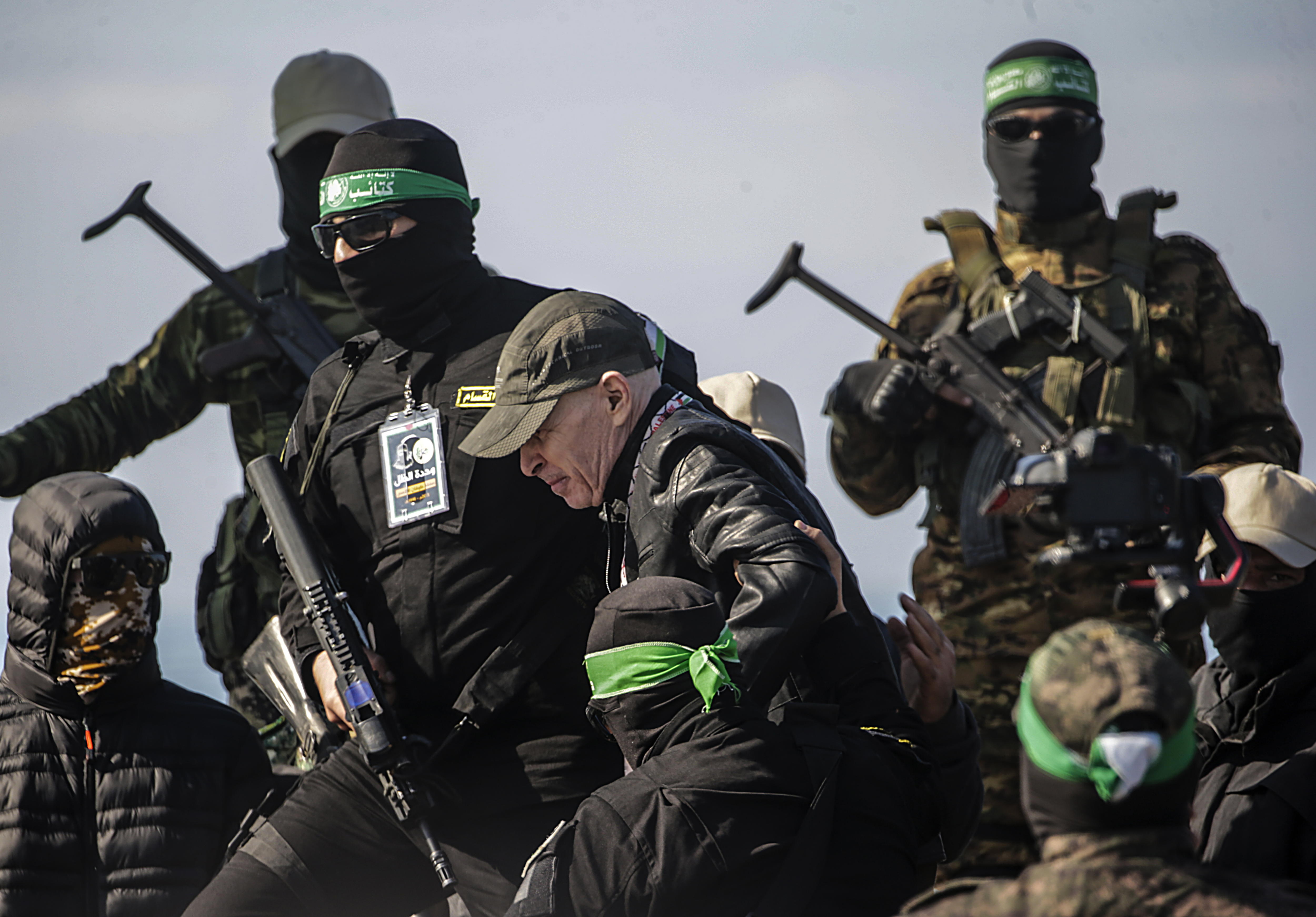 FOTODELDIA CIUDAD DE GAZA, 01/02/2025.- El rehén israelí Keith Siegel es entregado a representantes del Comité Internacional de la Cruz Roja (CICR) por combatientes de las brigadas Ezz al-Din Al-Qassam, el ala militar de Hamás, en el puerto de Gaza en la Ciudad de Gaza, 01 de febrero de 2025. Tres rehenes israelíes, Keith Siegel, Ofer Calderon y Yarden Bibas, fueron transferidos de Hamás a la Cruz Roja, como parte del acuerdo de liberación de rehenes y alto el fuego entre Israel y Hamás. EFE/ MOHAMMED SABER