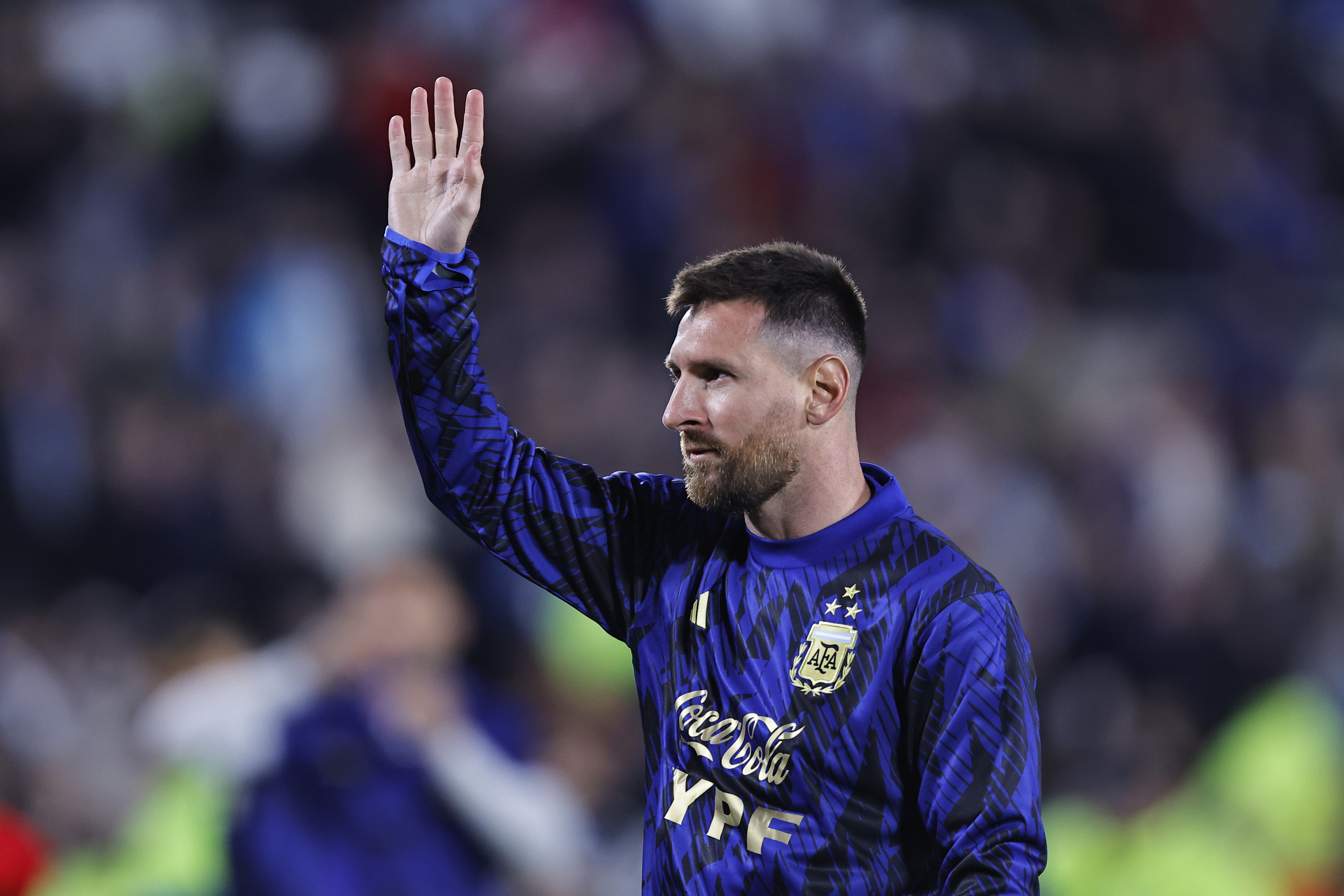 AMDEP8973. BUENOS AIRES (ARGENTINA), 07/09/2023.- Lionel Messi de Argentina saluda a los hinchas hoy, en un partido de las Eliminatorias Sudamericanas para la Copa Mundial de Fútbol 2026 entre Argentina y Ecuador en el estadio Más Monumental en Buenos Aires (Argentina). EFE/ Juan Ignacio Roncoroni