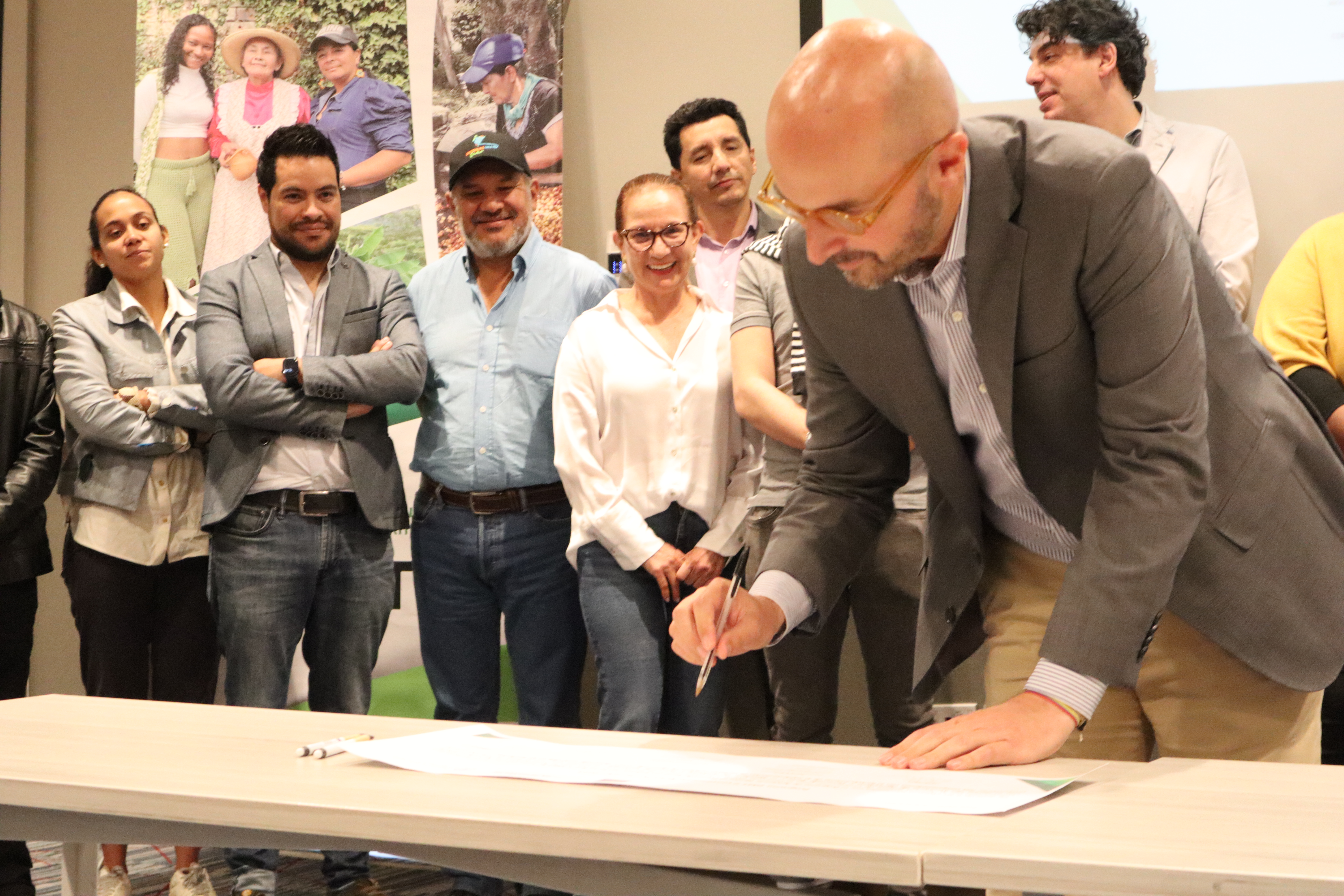 Alberto Menghini, jefe de cooperación de la Unión Europea en Colombia, estuvo presente en el evento y expresó su apoyo a las nuevas Rutas Territoriales.