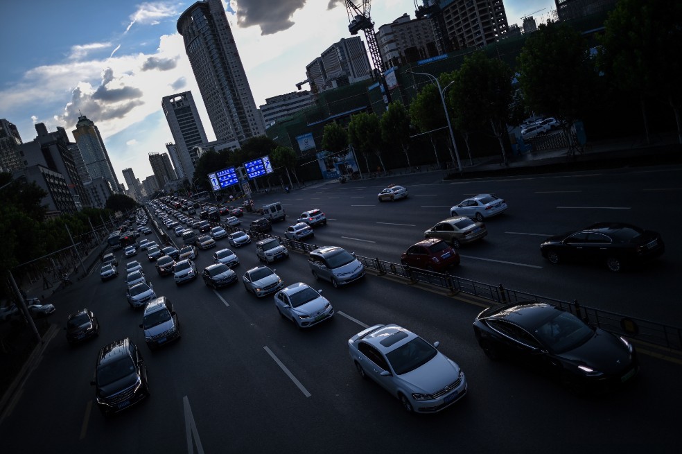 El tránsito volvió a ser intenso en el centro de la ciudad. Ya se registran embotellamientos en las principales avenidas.