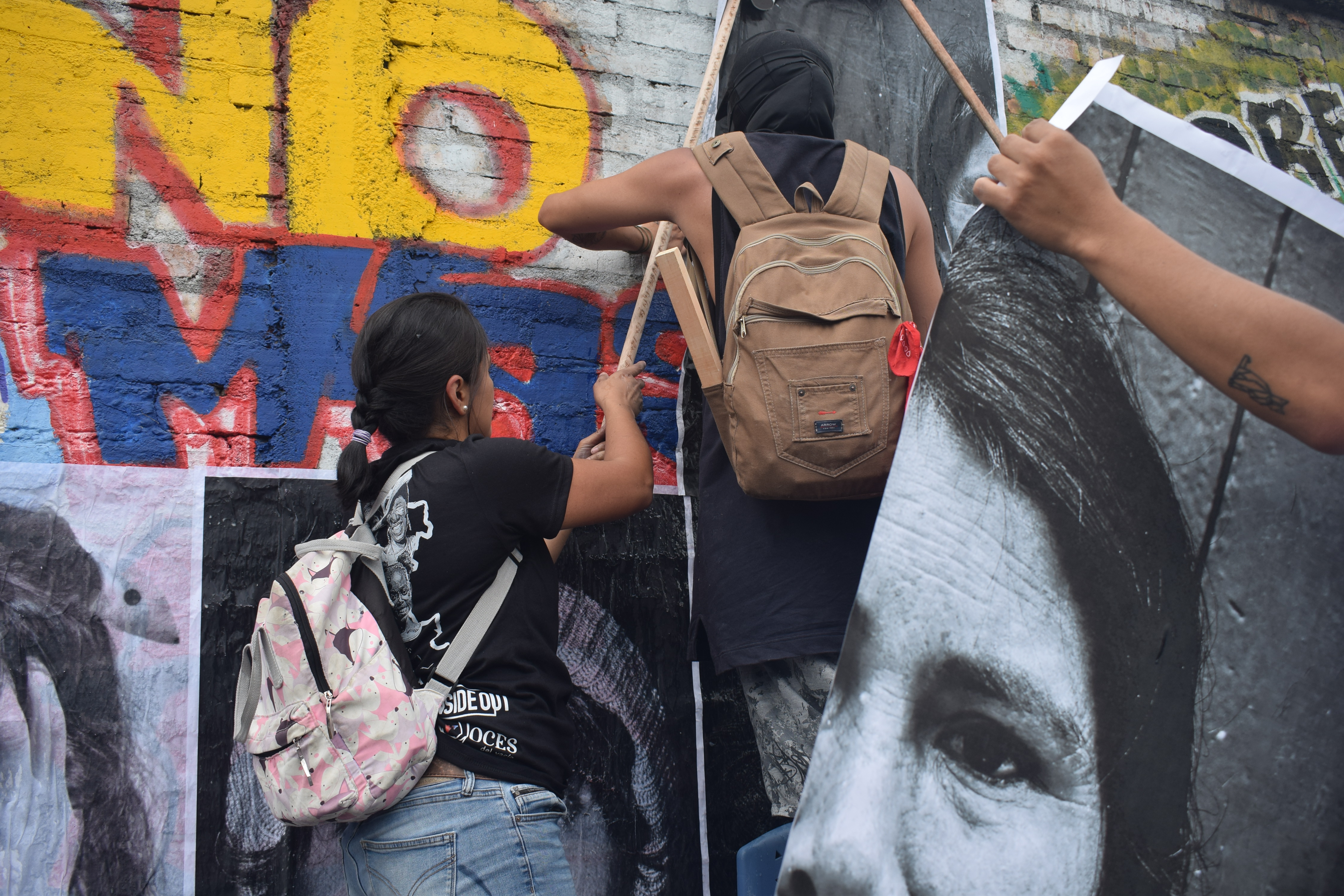 Una treintena de voluntarios empapelaron varios lugares de Popayán para representar la identidad caucana.