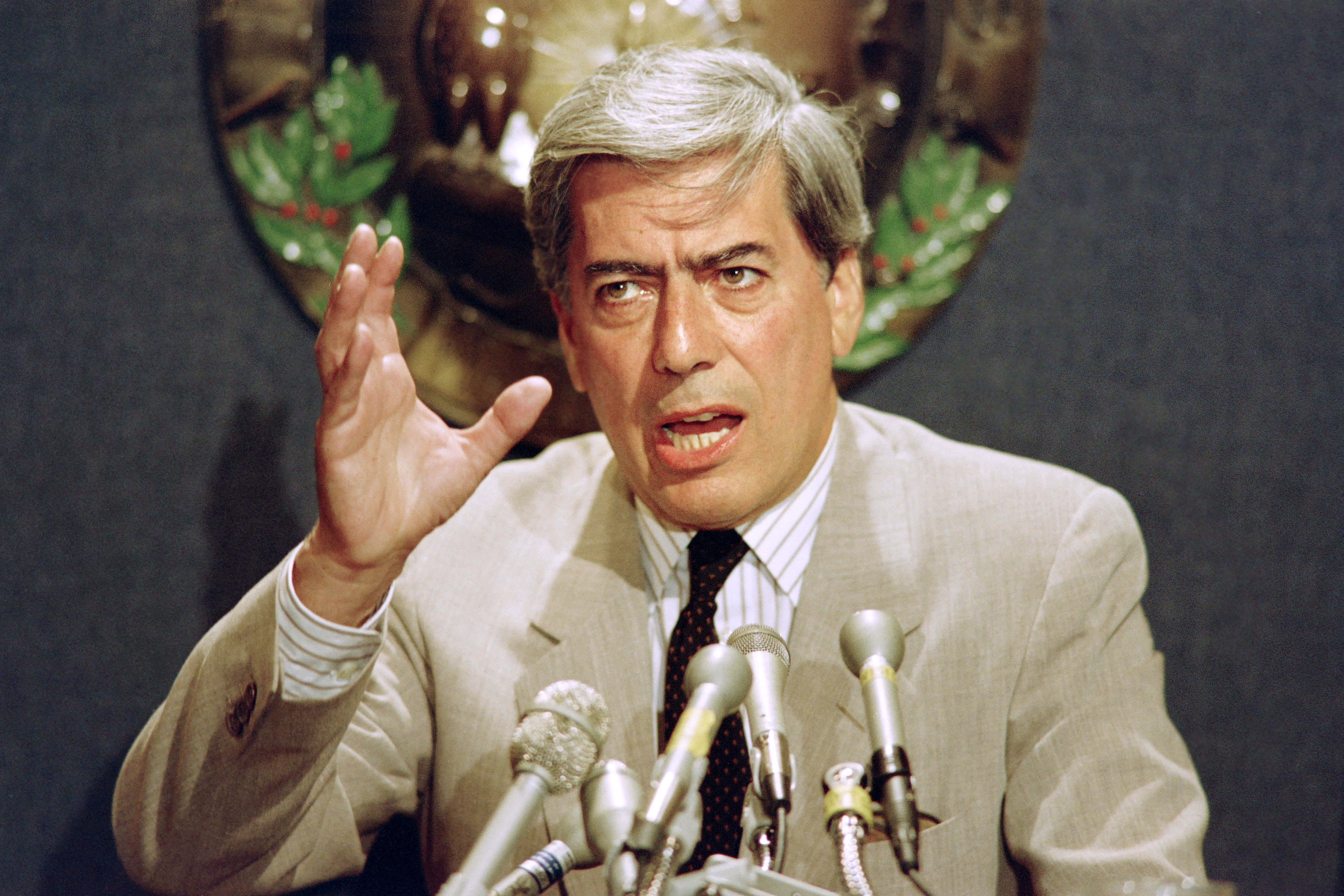 “Historia de un deicidio”: el libro que Vargas Llosa quiso sacar de las librerías