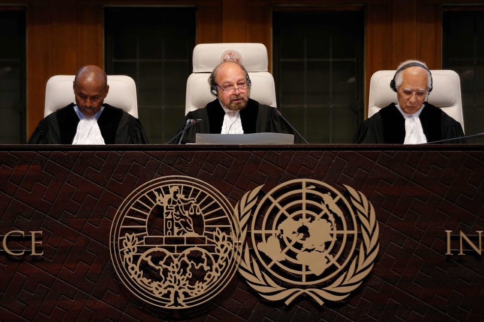 El presidente de la Corte Internacional de Justicia (CIJ), Ronny Abraham (c) y otros jueces de la Corte. / EFE