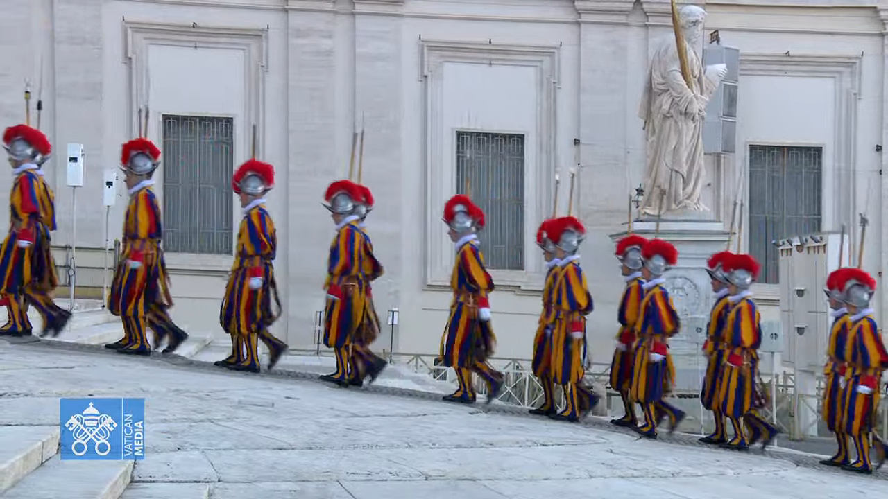 Plaza de San Pedro, fieles se reúnen a la espera de la aparición del nuevo papa en el balcón de la Basílica de San Pedro.