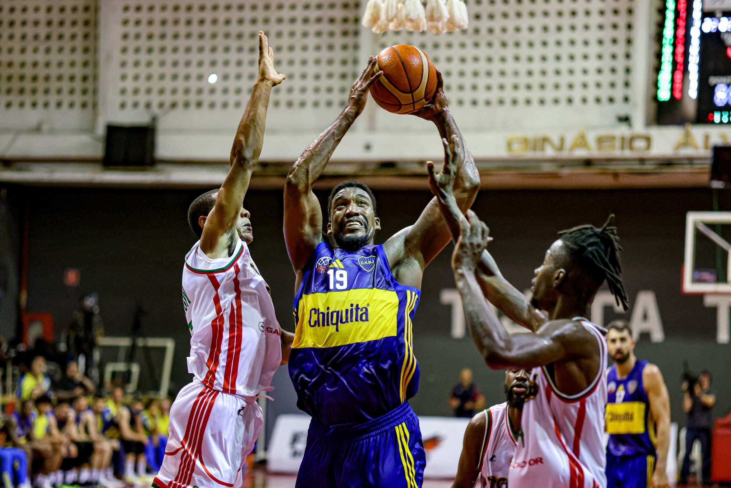 Andrés Ibargüen (centro), con la camiseta de Boca Juniors en la Basketball Champions League.