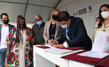 Yolanda Perea, presenciando la firma del Acto Legislativo 05 de 2017