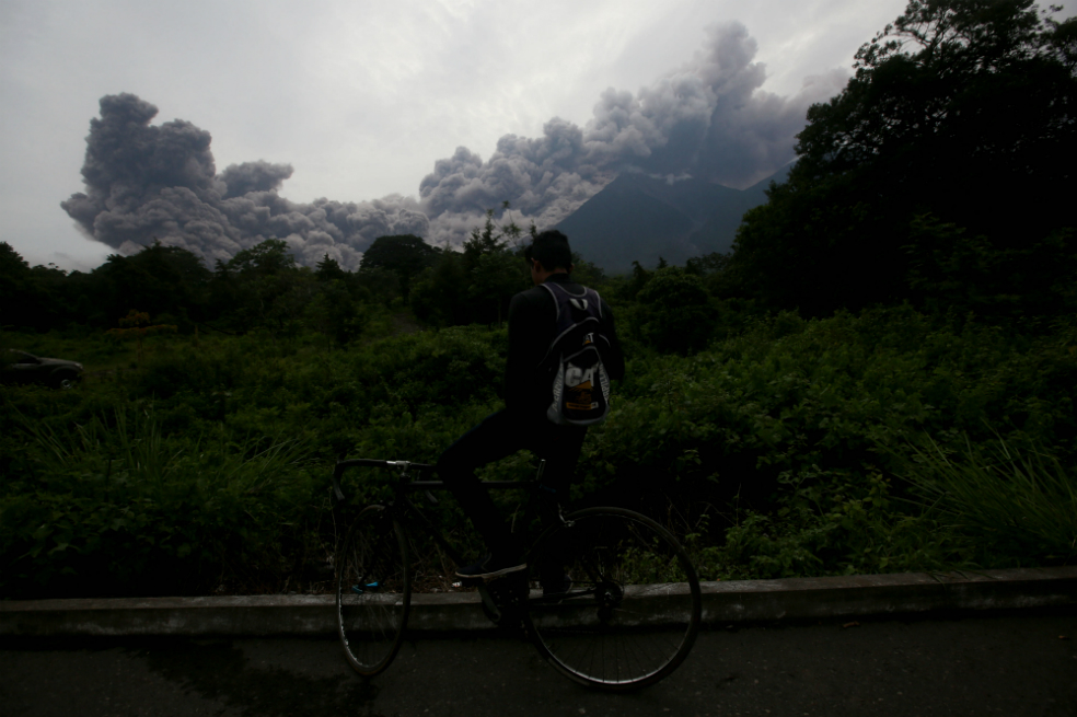 Al menos 62 muertos por erupción de volcán en Guatemala
