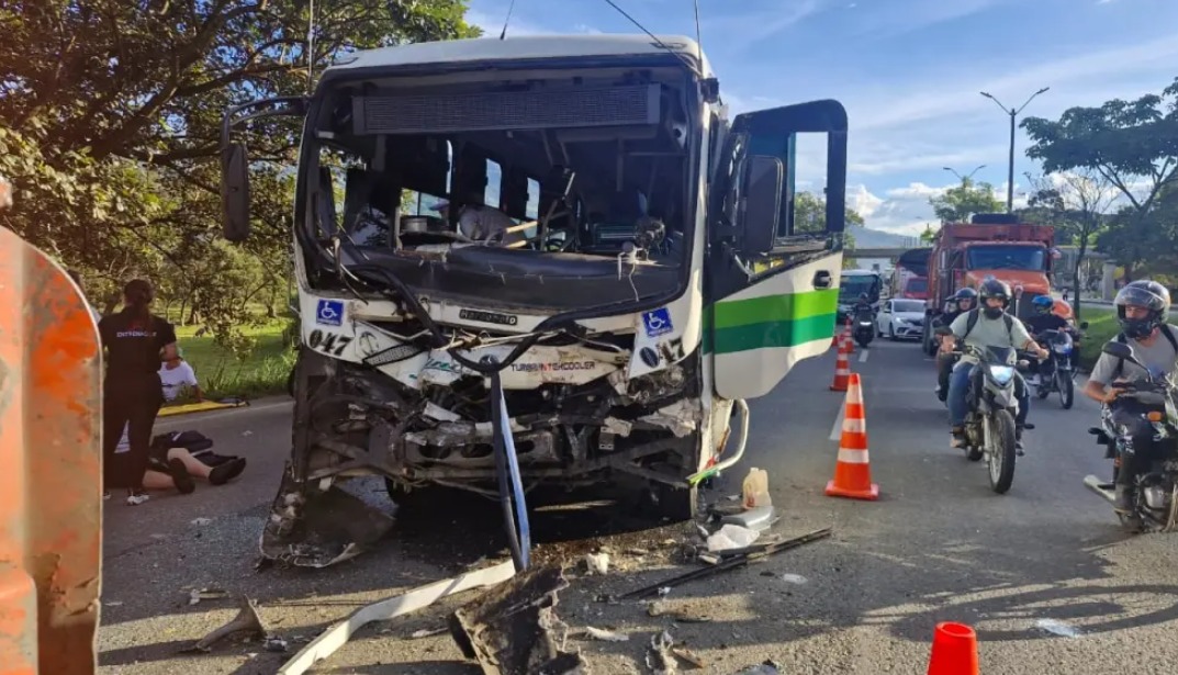 Choque entre bus y camión de basura dejó 20 heridos en vía Barbosa-Girardota