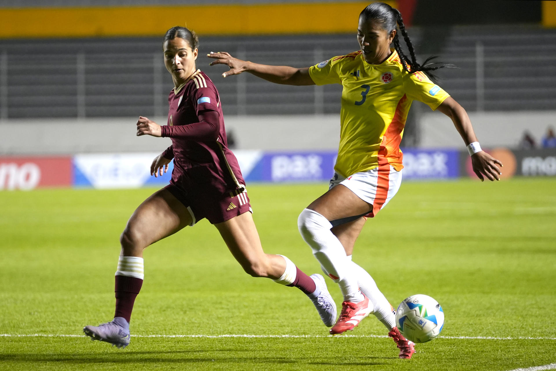 AMDEP8357. QUITO (ECUADOR), 16/07/2025.- Deyna Castellanos (i) de Venezuela disputa un balón con Daniela Arias de Colombia este miércoles, durante un partido de la fase de grupos de la Copa América Femenina entre Venezuela y Colombia en el estadio Gonzalo Pozo Ripalda en Quito (Ecuador). EFE/ Vicente Costales

