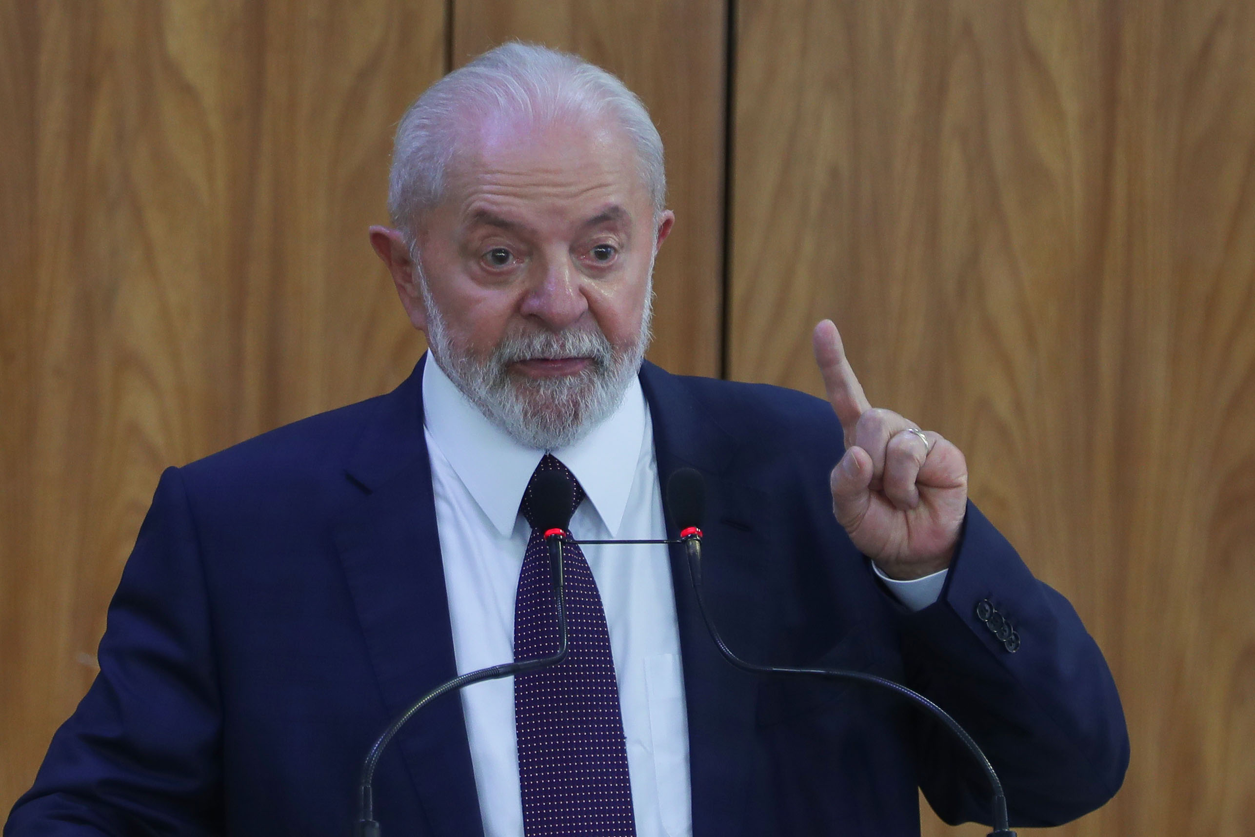 AME5780. BRASILIA (BRASIL), 06/03/2024.- El presidente de Brasil Luiz Inácio Lula da Silva habla durante una rueda de prensa este miércoles, en el Palacio presidencial de Planalto en Brasilia (Brasil). Lula afirmó este miércoles, al lado del presidente del Gobierno de España, Pedro Sánchez, que las democracias de ambos países se enfrentan al extremismo. EFE/ André Coelho