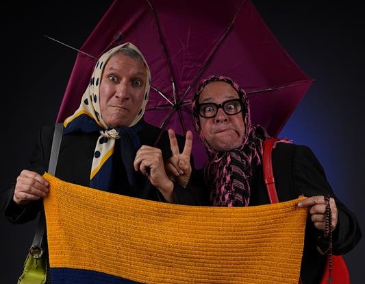 El dúo cómico colombiano vuelve a los teatros de Colombia con su nuevo espectáculo "Las mamás no lloran, las mamás facturan", con el que recorrerán varias ciudades del país. Las comadres revelan el secreto para mantenerse vigentes después de 36 años.