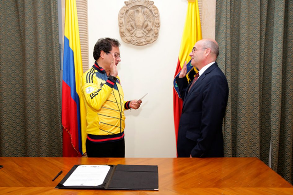 Gustavo Petro posesiona a Sergio París como nuevo gerente de TransMilenio.