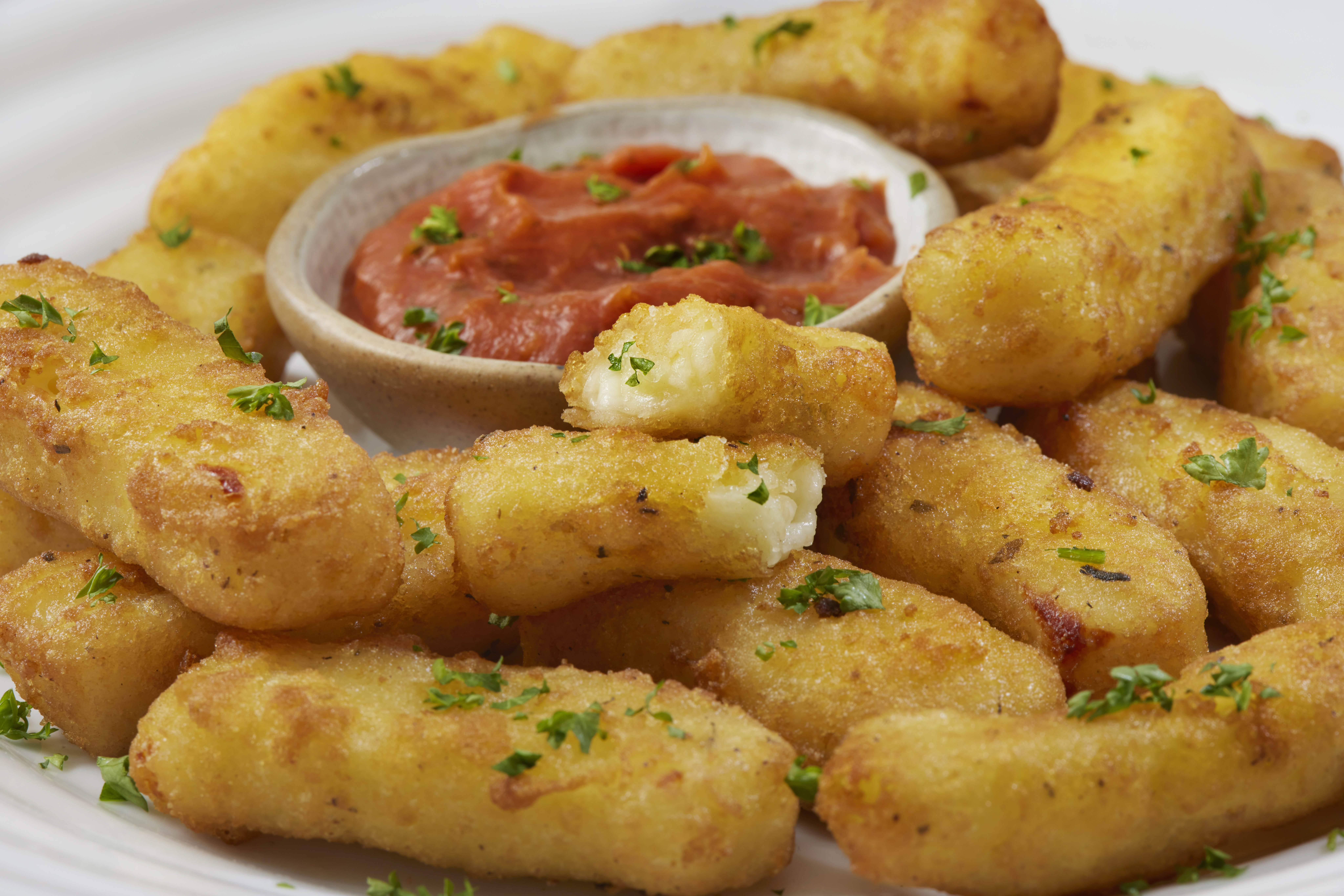 Así se preparan unos deliciosos deditos de queso con bocadillo