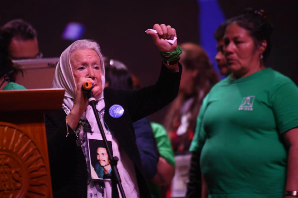“Me he contagiado de la fuerza de las mujeres colombianas”: Nora Cortiñas, de las Madres de Plaza de Mayo