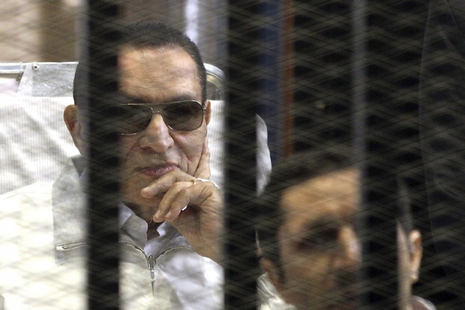 Fotografía de archivo tomada el pasado 13 de abril que muestra al expresidente egipcio Hosni Mubarak durante su juicio en la Academia de Policía de El Cairo (Egipto). / EFE