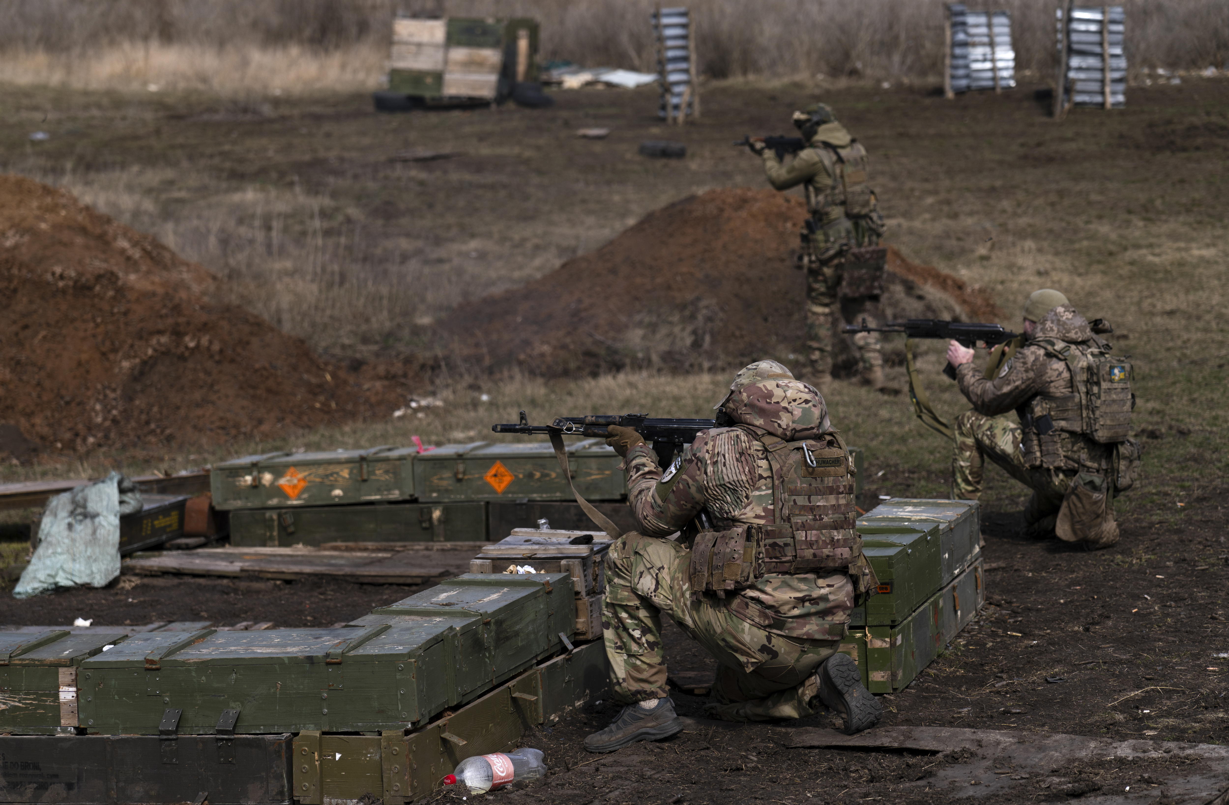 Undisclosed (Ukraine), 18/03/2024.- Ukrainian servicemen from the assault unit of the 72nd Mechanized Brigade named after the Black Zaporozhians take part in military training at an undisclosed location near the frontline, Donetsk region, eastern Ukraine, 18 March 2024, amid the Russian invasion. Russian troops entered Ukraine in February 2022 starting a conflict that has provoked destruction and a humanitarian crisis. (Rusia, Ucrania) EFE/EPA/OLGA KOVALOVA