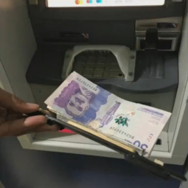 Tenga cuidado al retirar dinero: casi le roban a una mujer en un cajero adulterado