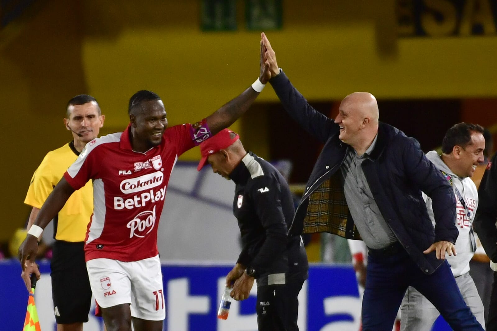 Hugo Rodallega y Pablo Repetto celebran el primer gol del ídolo de Santa Fe sobre América en el juego de vuelta por los cuartos de final de la Liga Betplay 2026-I.