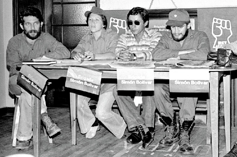 Kemel George (izq.), universitario; María Claudia Linares, correctora de este diario; Álvaro Zúñiga, torero, y Édgar Quintero, universitario, hablaron a su regreso de la guerra, en agosto de 1979. Varios de ellos volvieron para la reconstrucción de Nicaragua. / Archivo El Espectador - Manuel Rodríguez