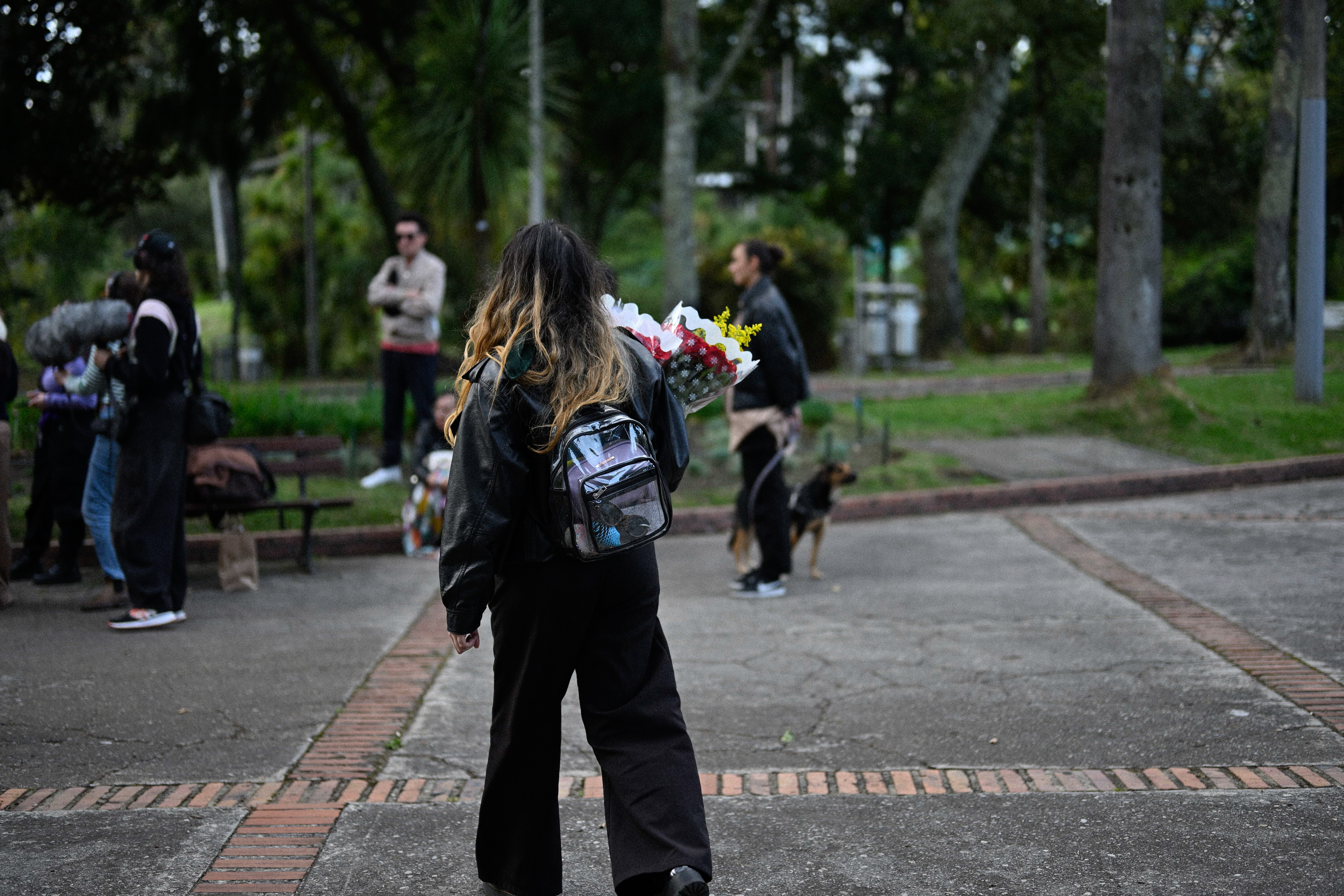 Una joven llega al Parque Nacional con un ramo de flores, lugar en el que fue asesinada Rosa Elvira Cely en 2012.