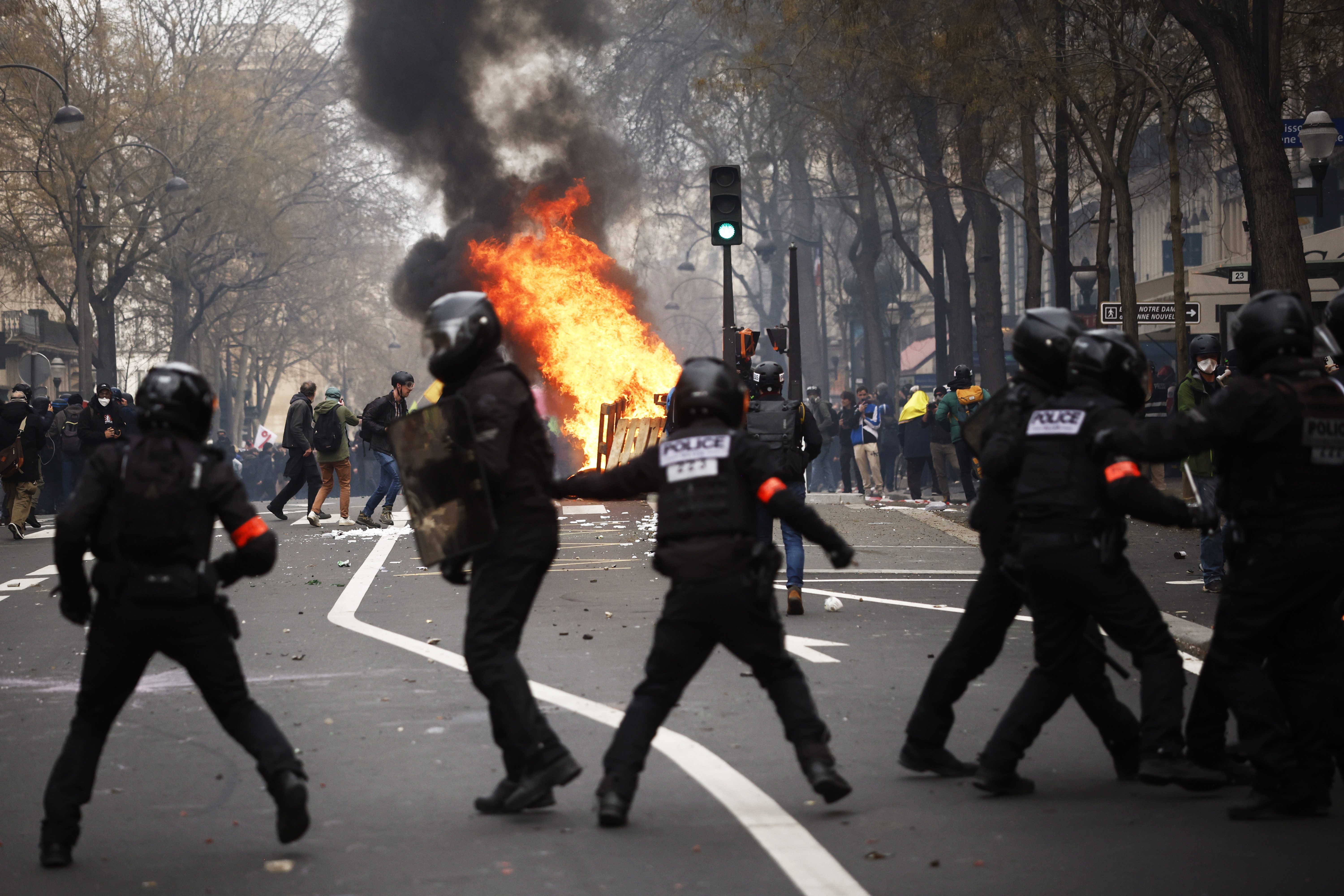 Francia: disturbios dejan 400 heridos por protestas contra reforma pensional