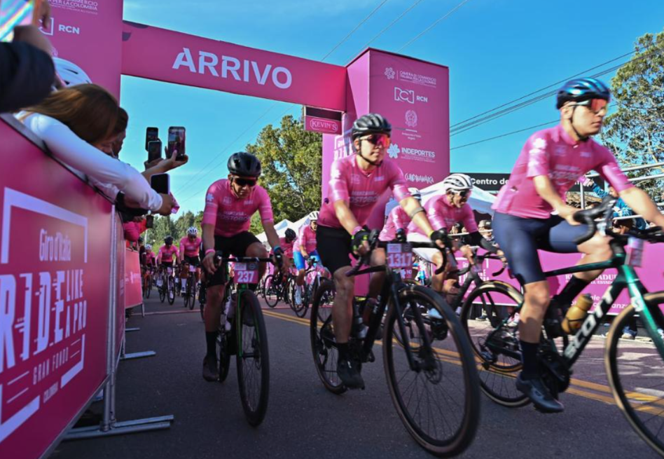 Corredores del Gran Fondo Giro de Italia en Colombia.
