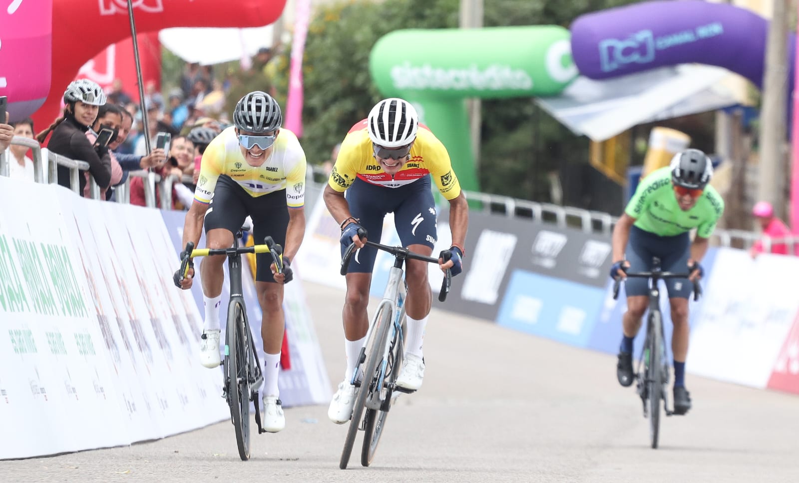 Diego Camargo conquistó la etapa 9 y le recortó segundos al líder en la Vuelta